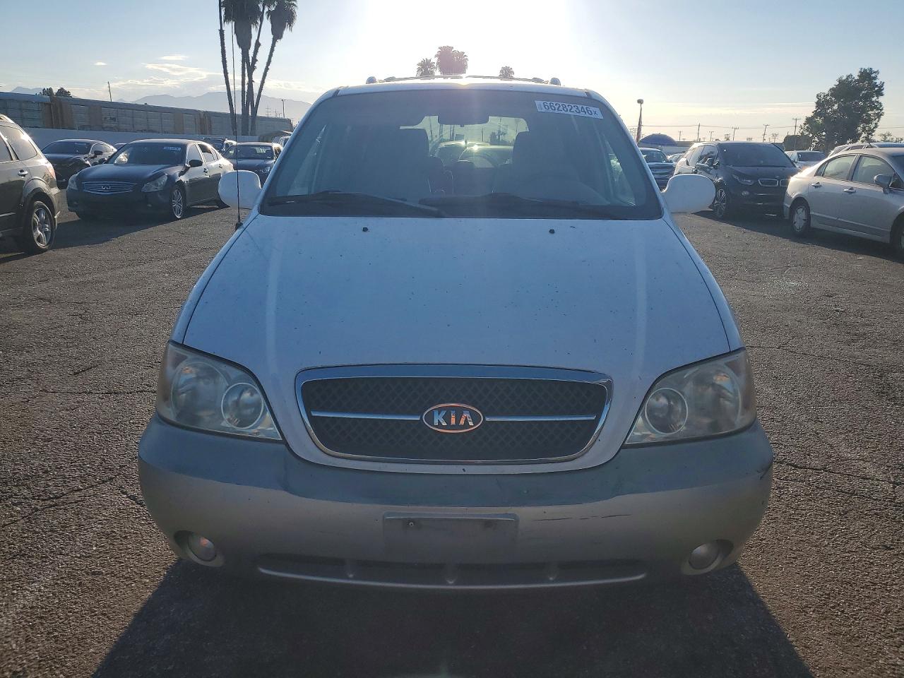 2005 Kia Sedona Lx White vin: KNDUP132656621151