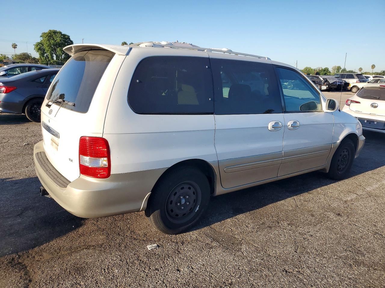 2005 Kia Sedona Lx White vin: KNDUP132656621151