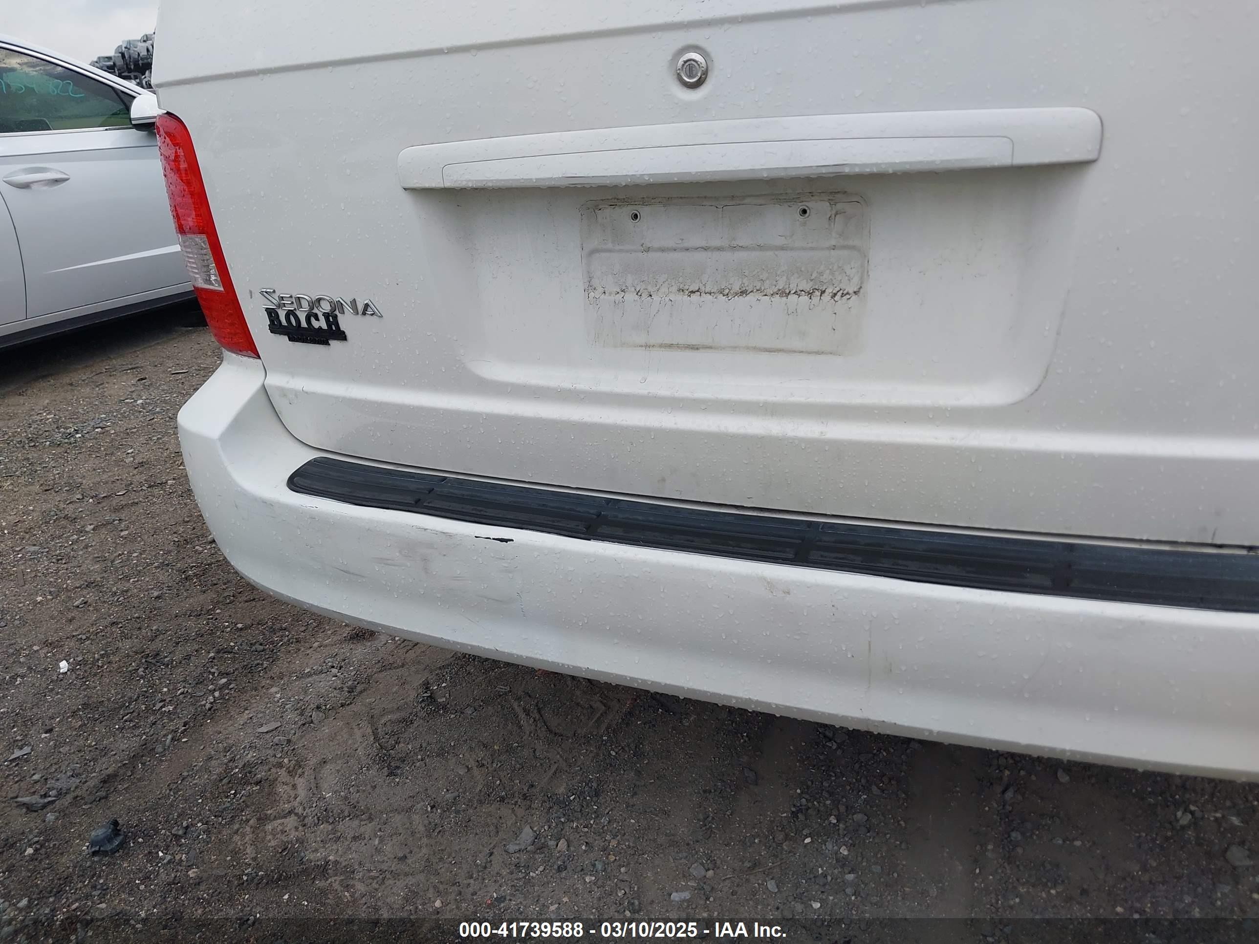 2005 Kia Sedona Ex/lx White vin: KNDUP132956679092