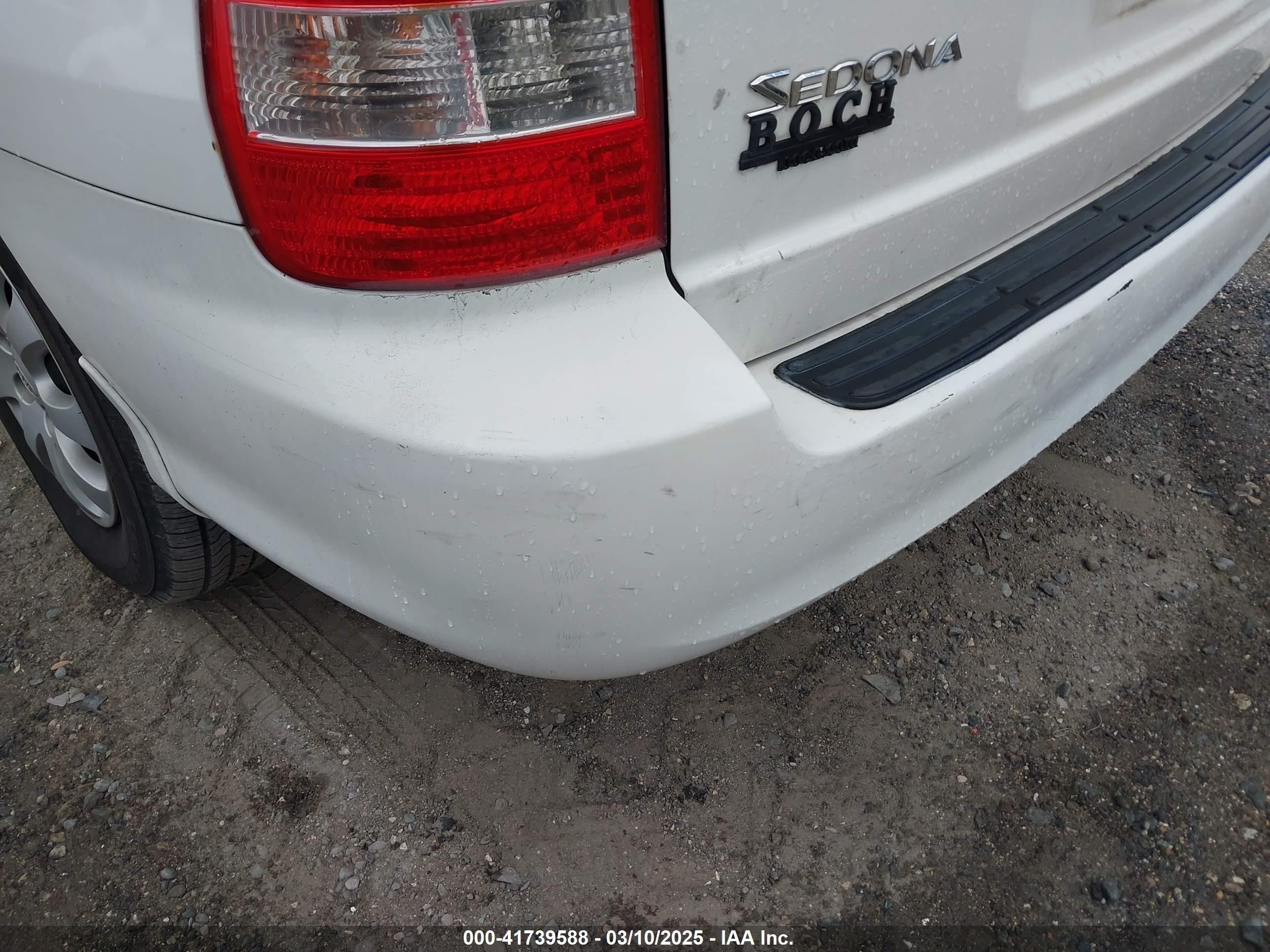 2005 Kia Sedona Ex/lx White vin: KNDUP132956679092