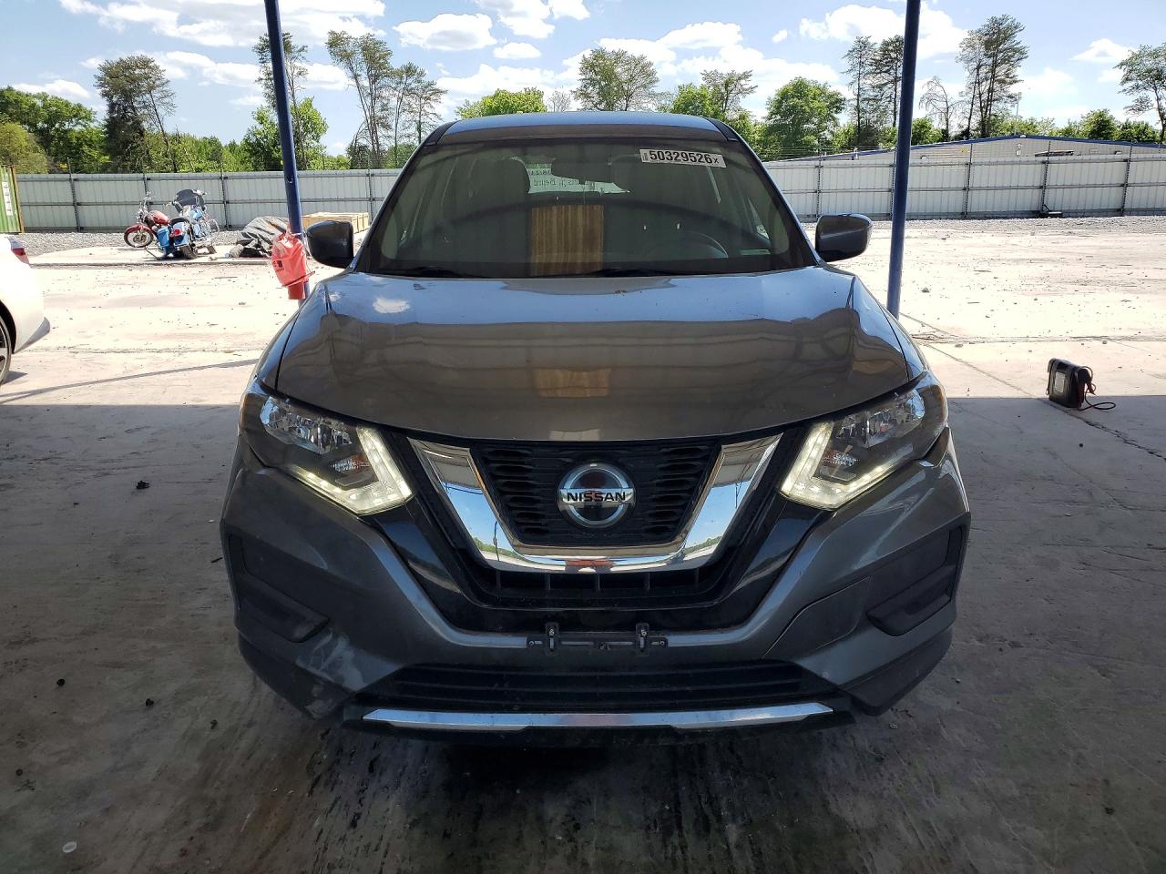 2018 Nissan Rogue S Серый vin: KNMAT2MT0JP609156