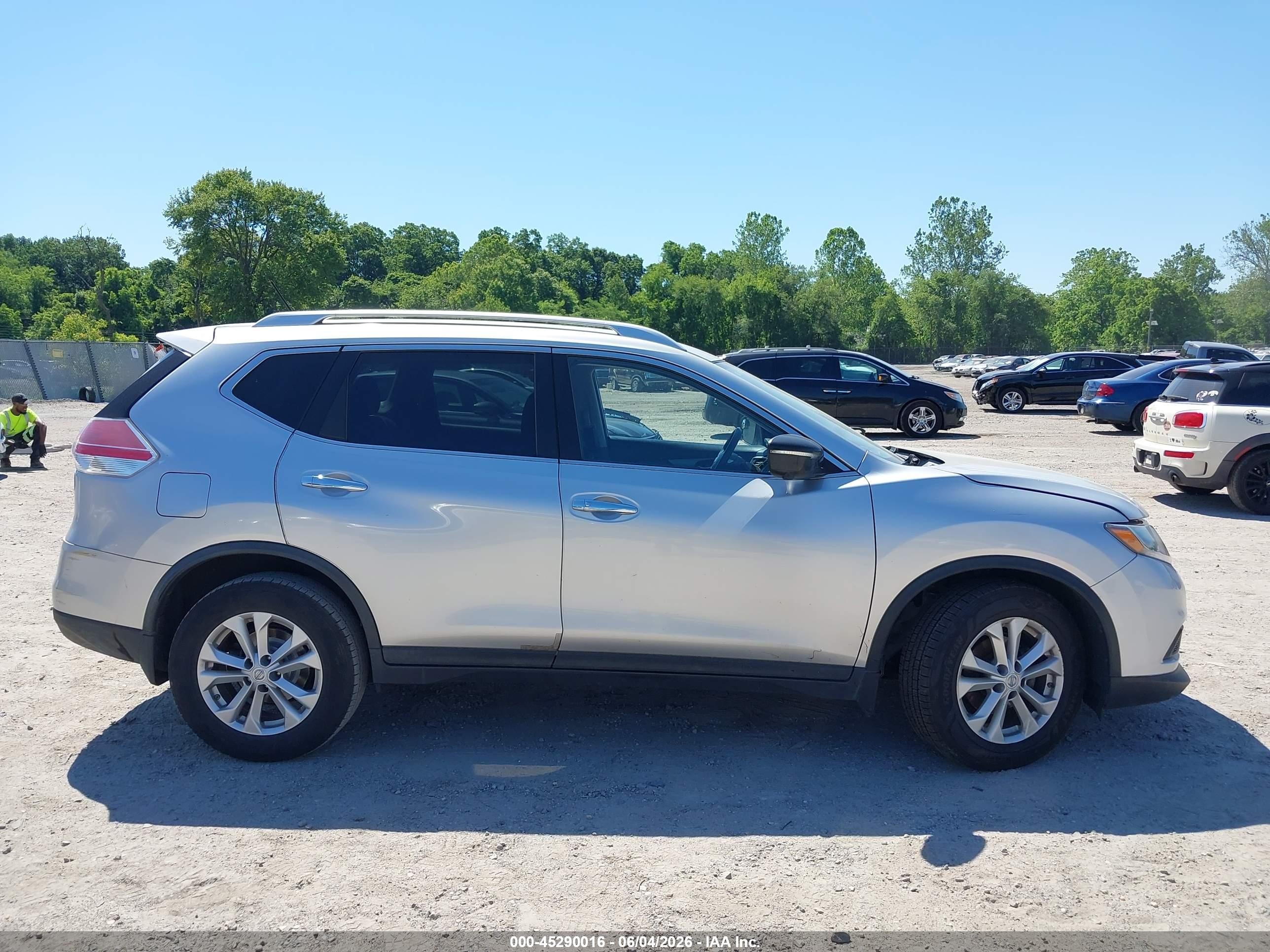 2015 Nissan Rogue Sv Silver vin: KNMAT2MT1FP575431