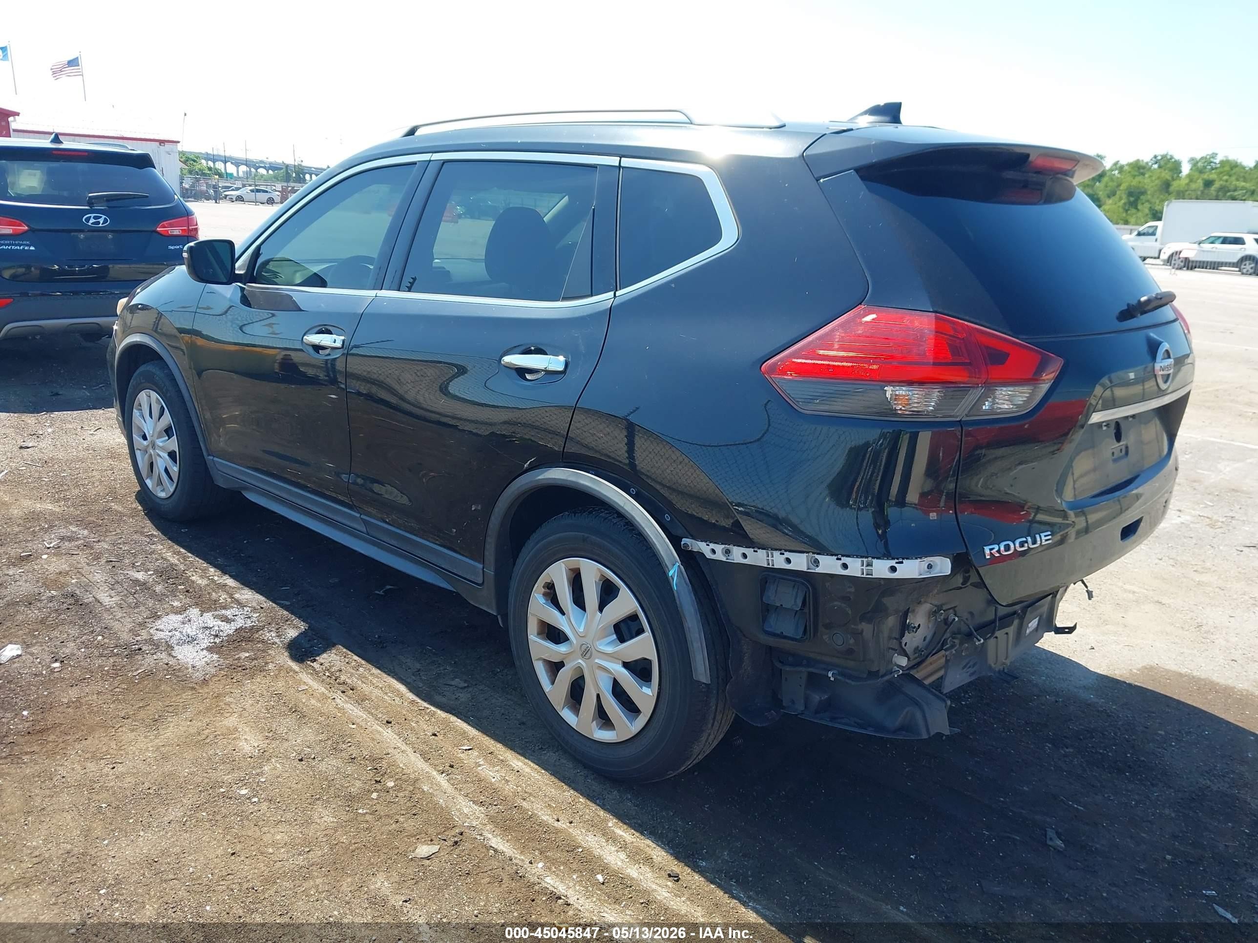 2017 Nissan Rogue S Черный vin: KNMAT2MT1HP522747