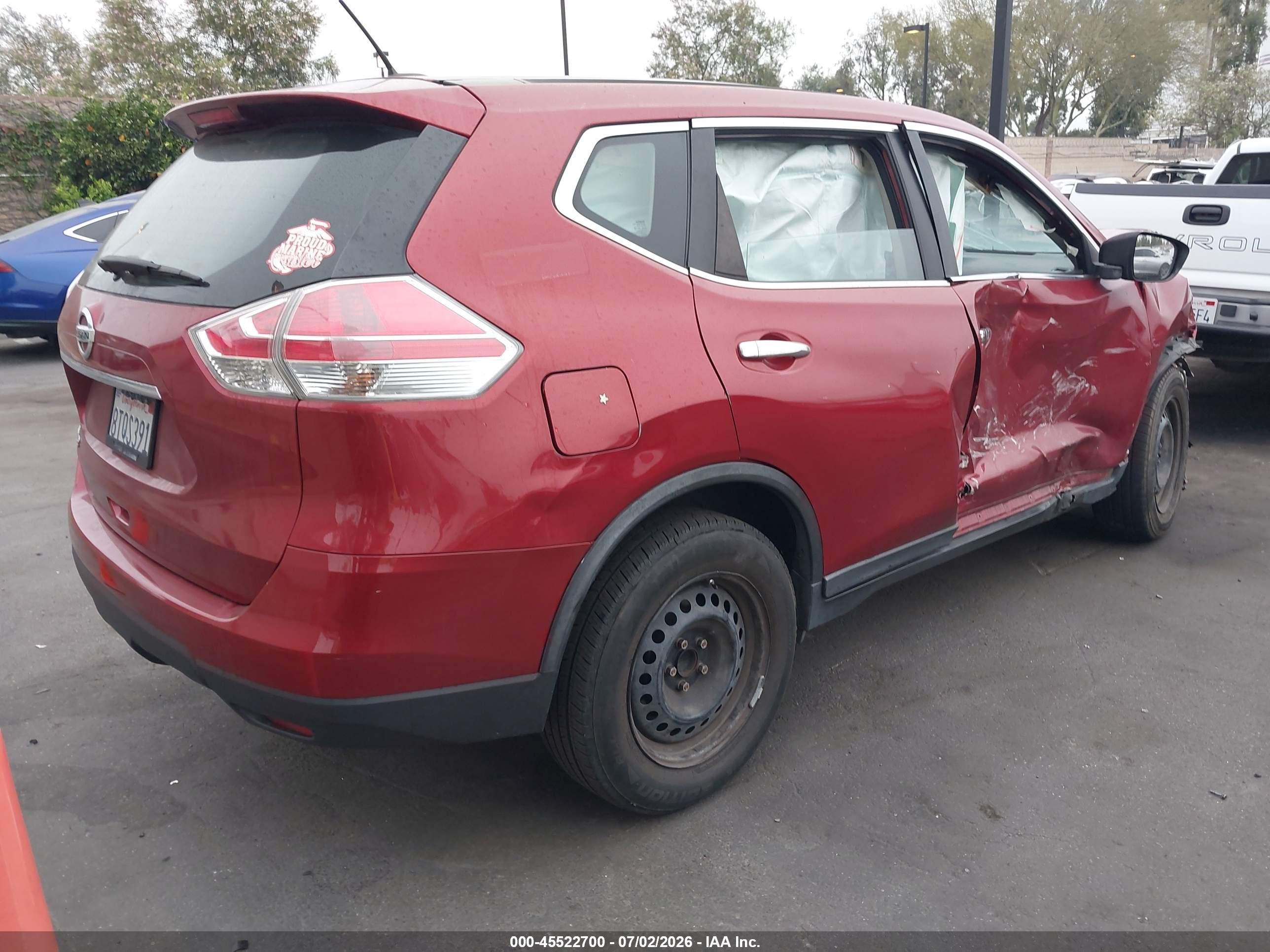 2015 Nissan Rogue S Red vin: KNMAT2MT2FP555236