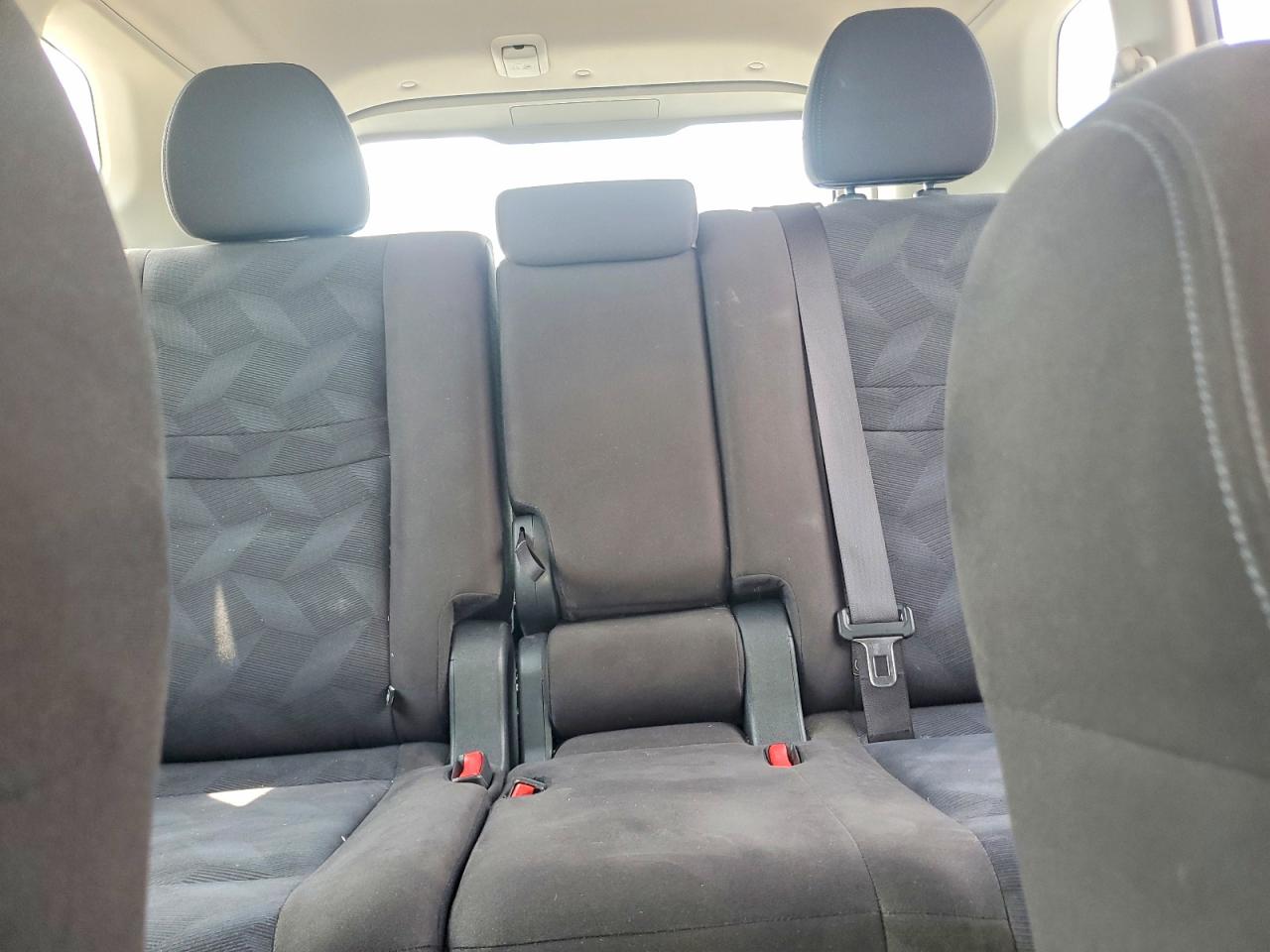 2015 Nissan Rogue S Silver vin: KNMAT2MT2FP576622