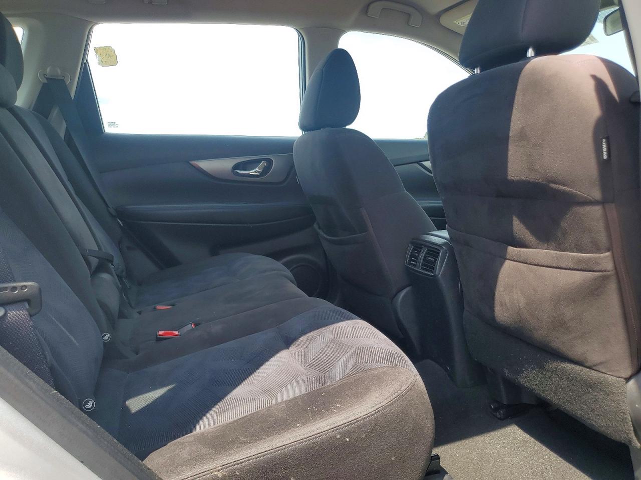 2015 Nissan Rogue S Silver vin: KNMAT2MT2FP576622