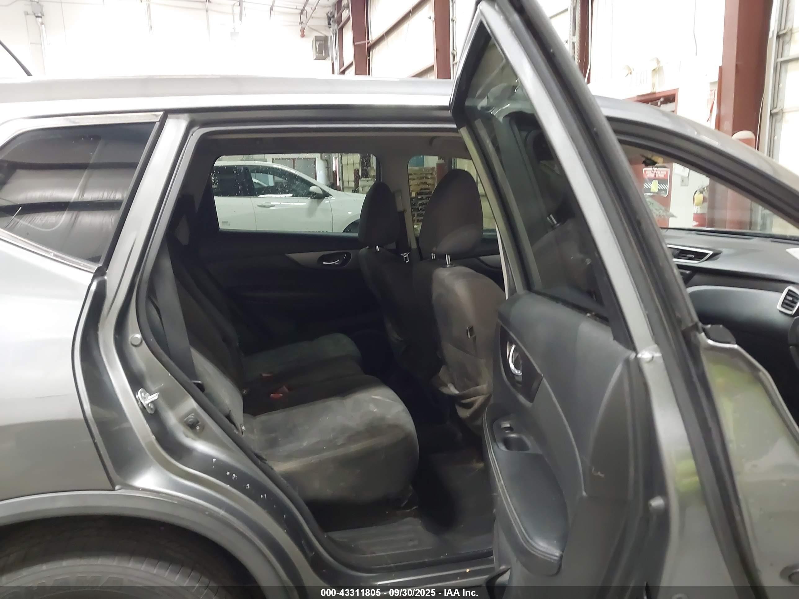 2015 Nissan Rogue S Silver vin: KNMAT2MT3FP547551