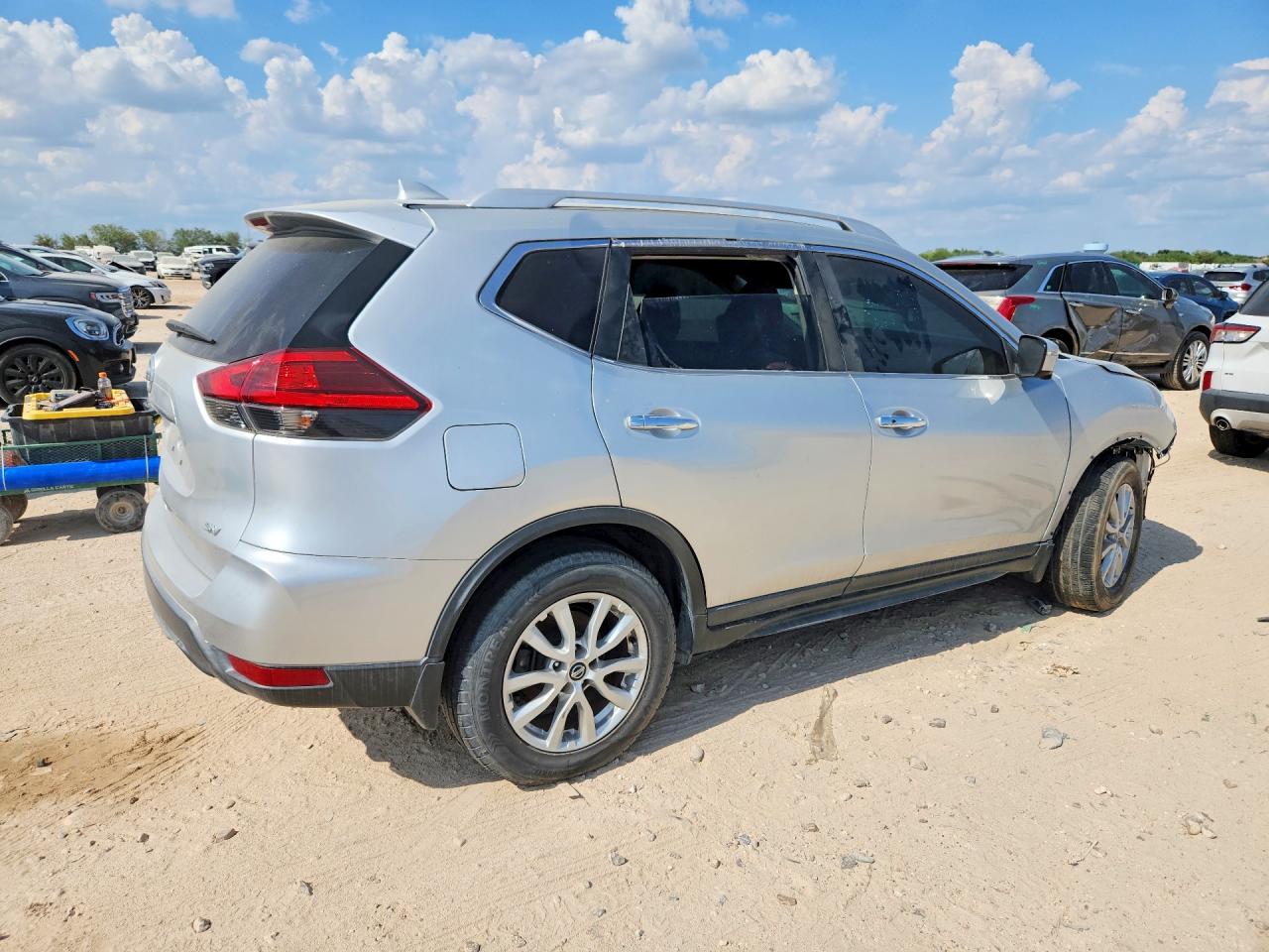 2017 Nissan Rogue Sv Серебряный vin: KNMAT2MT3HP583839