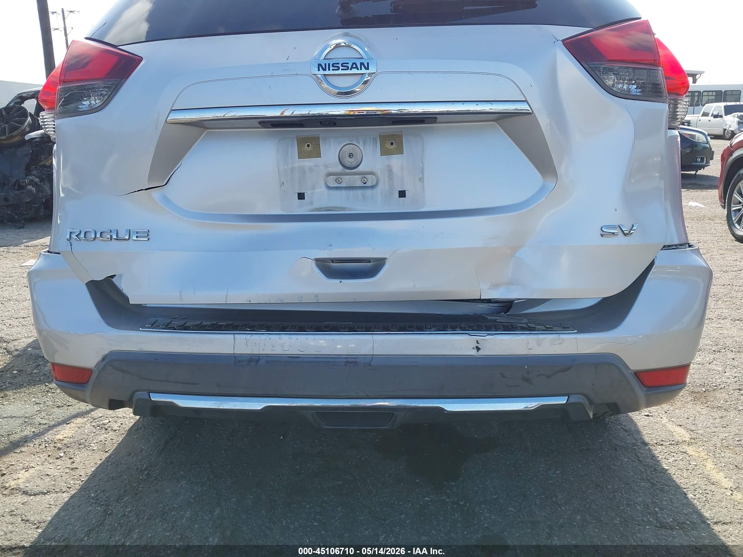 2017 Nissan Rogue Sv Серебряный vin: KNMAT2MT3HP591231