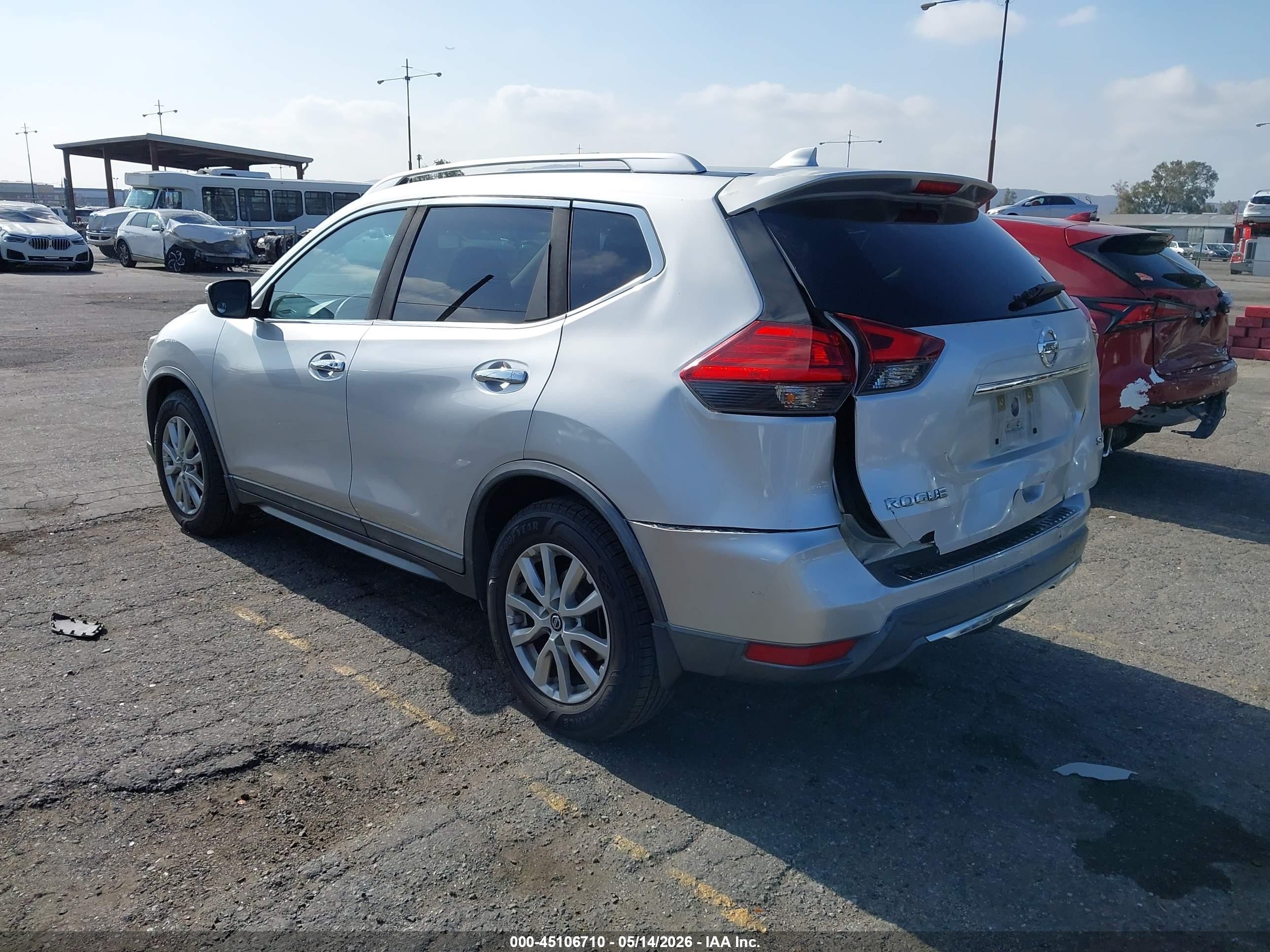 2017 Nissan Rogue Sv Серебряный vin: KNMAT2MT3HP591231