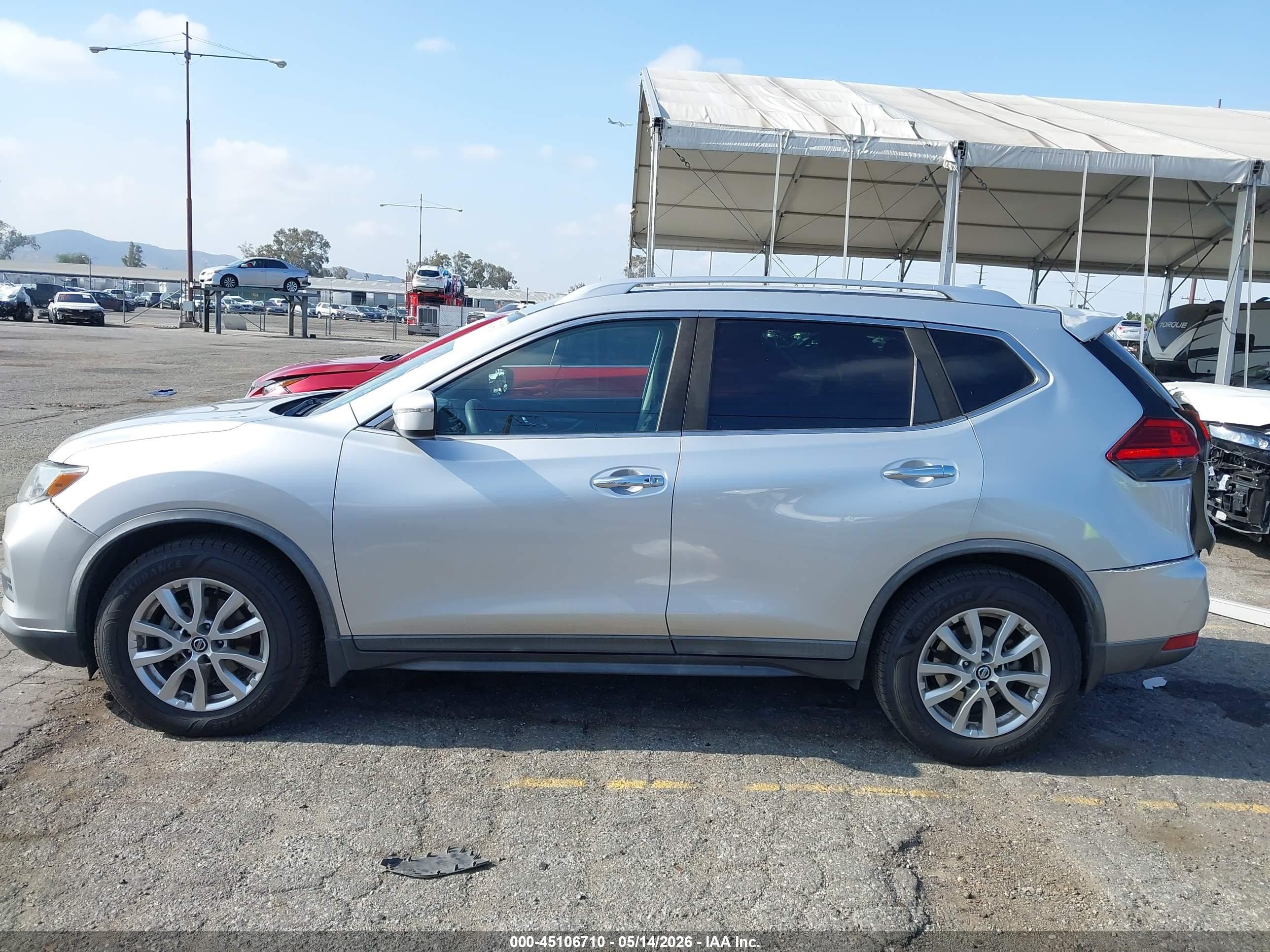 2017 Nissan Rogue Sv Серебряный vin: KNMAT2MT3HP591231