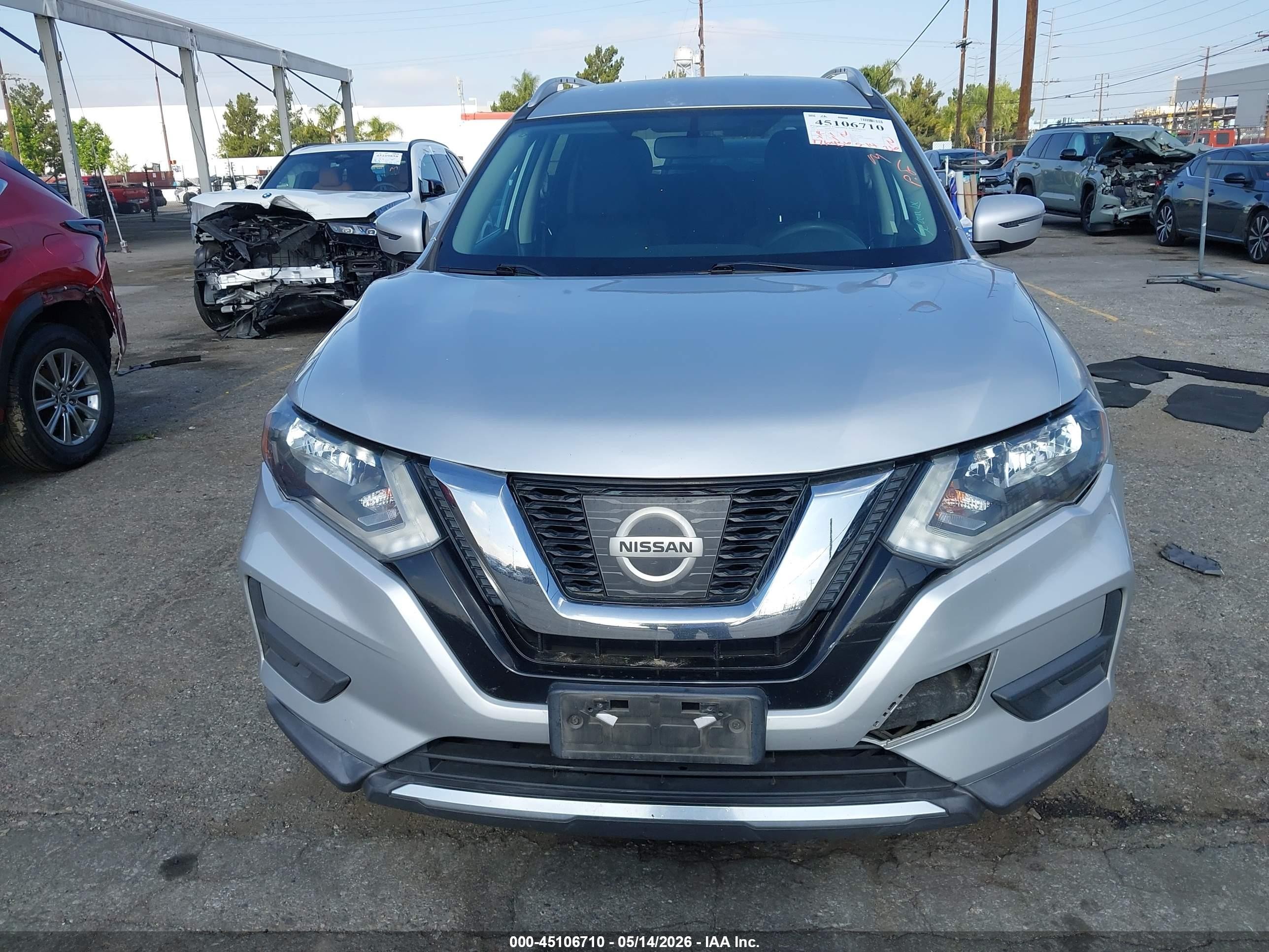 2017 Nissan Rogue Sv Серебряный vin: KNMAT2MT3HP591231
