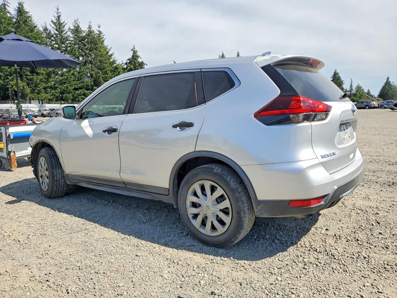 2018 Nissan Rogue S Серебряный vin: KNMAT2MT3JP556131