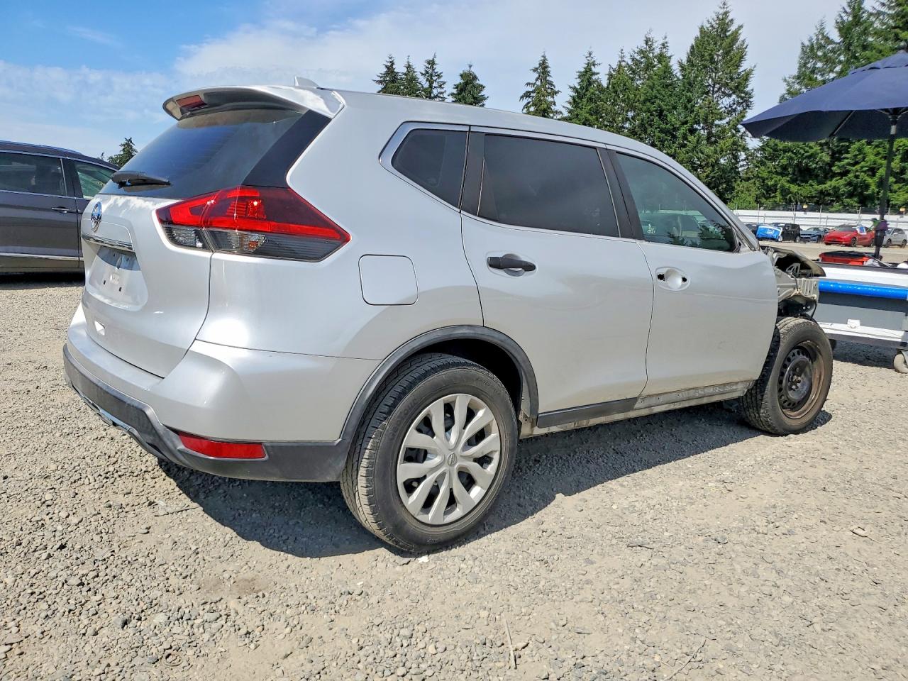 2018 Nissan Rogue S Серебряный vin: KNMAT2MT3JP556131
