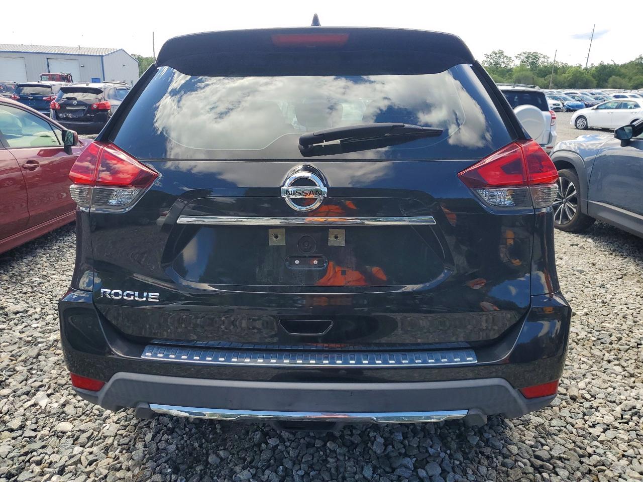2018 Nissan Rogue S Черный vin: KNMAT2MT3JP598010