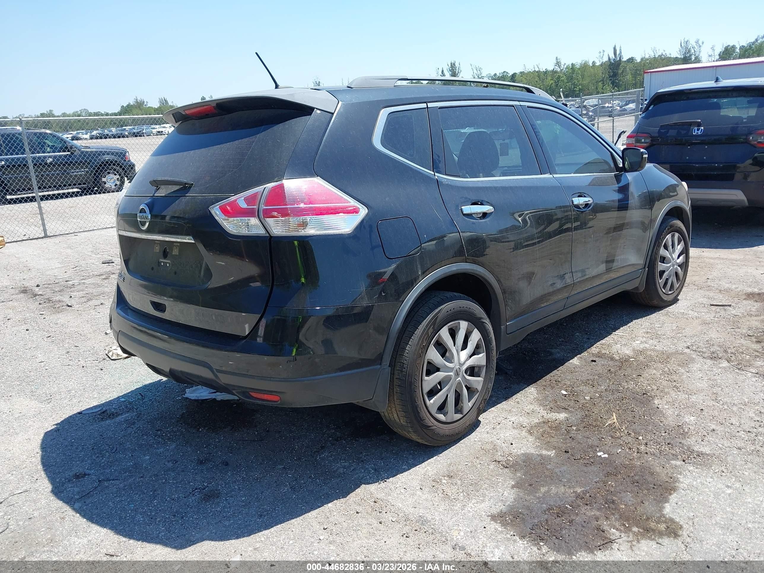 2015 Nissan Rogue S Черный vin: KNMAT2MT5FP532159