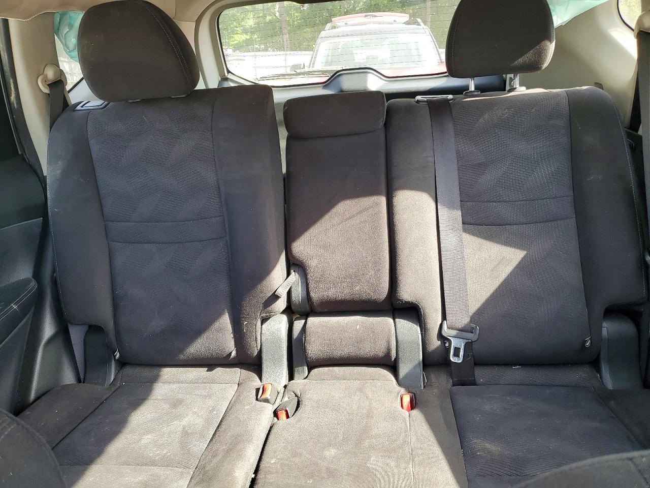 2015 Nissan Rogue S Silver vin: KNMAT2MT6FP547513