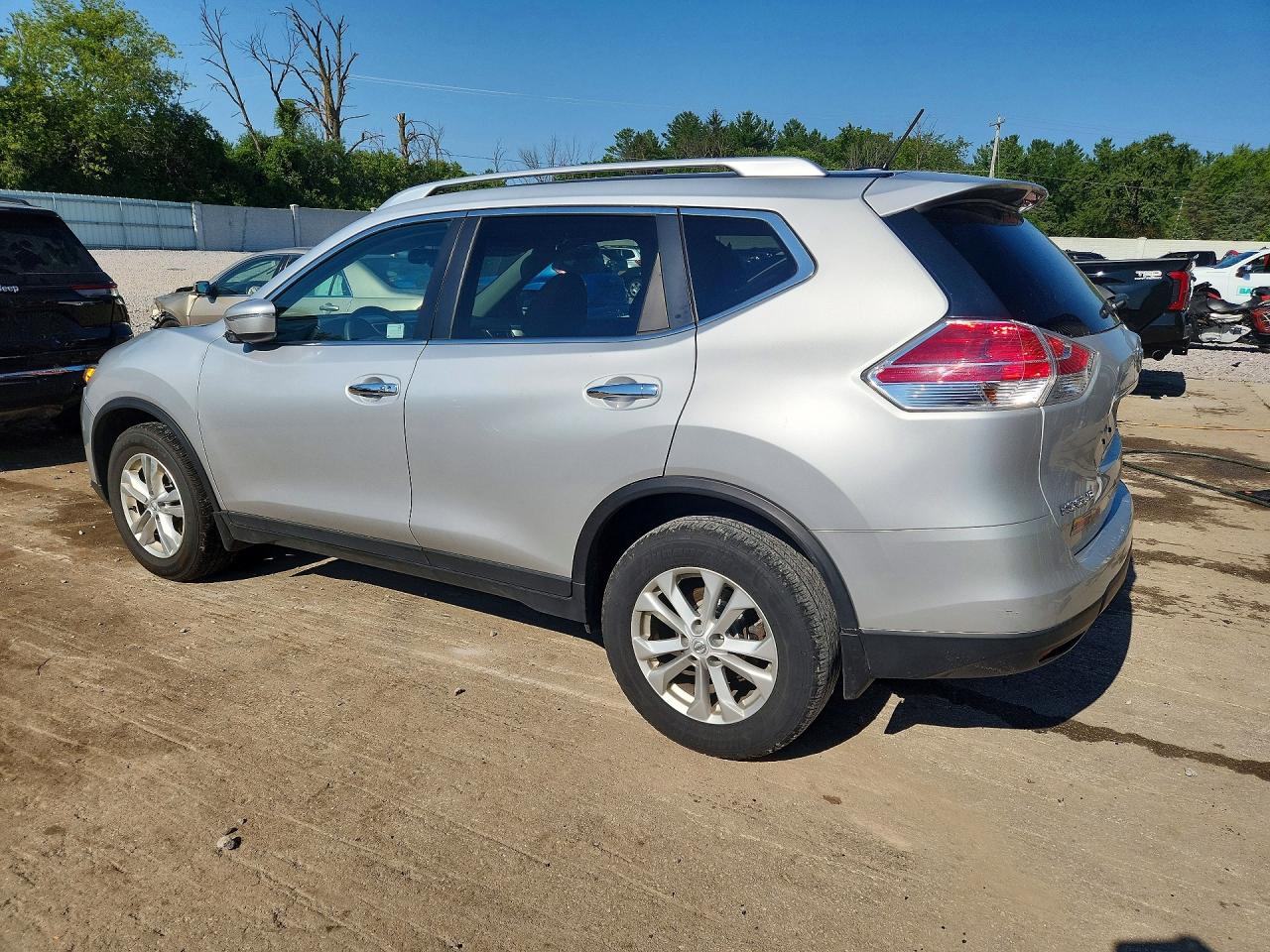 2015 Nissan Rogue Sv Серебряный vin: KNMAT2MT6FP559239