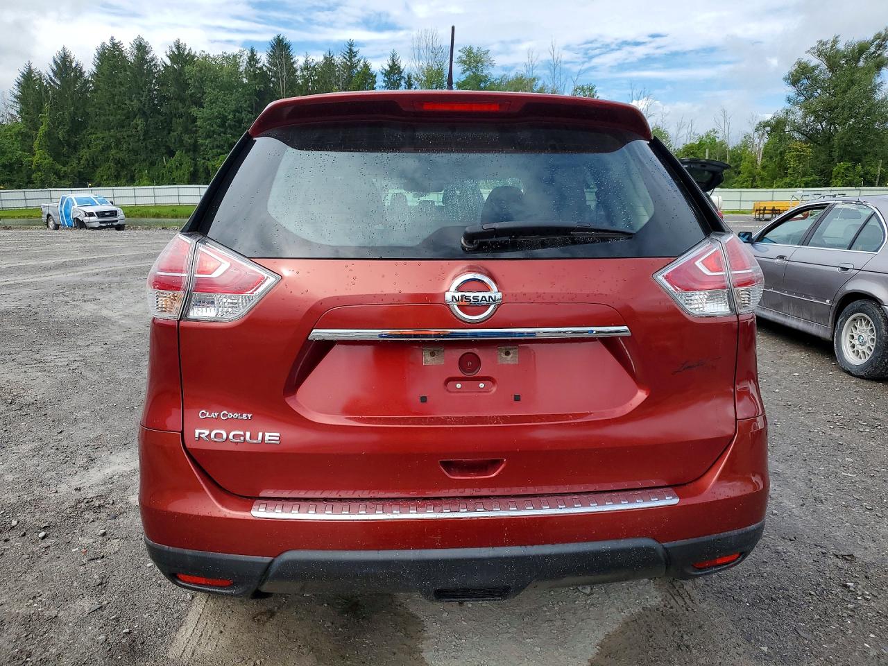 2015 Nissan Rogue S Red vin: KNMAT2MT6FP588028