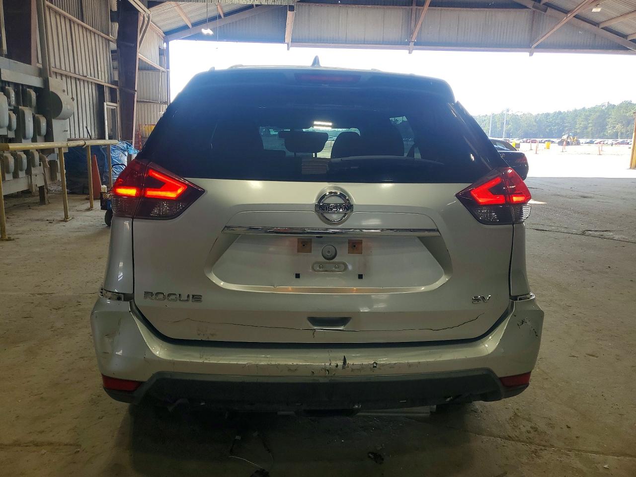 2018 Nissan Rogue Sv Silver vin: KNMAT2MT6JP524483