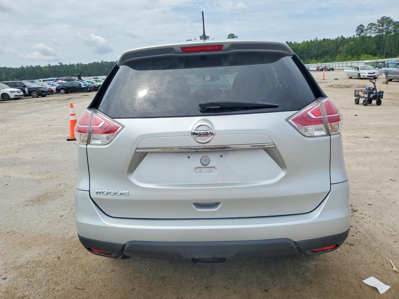 2015 Nissan Rogue S Серебряный vin: KNMAT2MT7FP562876