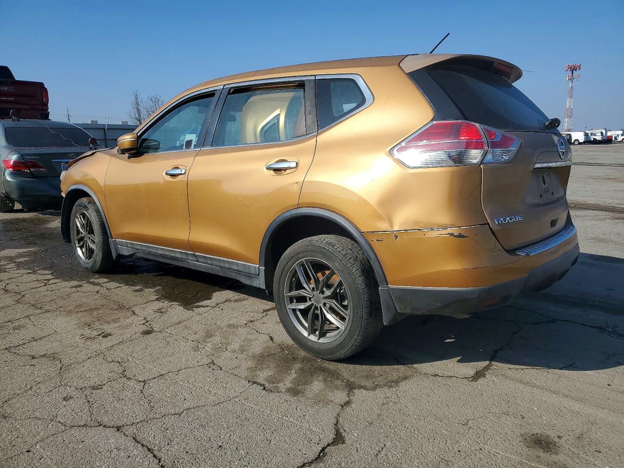2015 Nissan Rogue S Orange vin: KNMAT2MT8FP504923