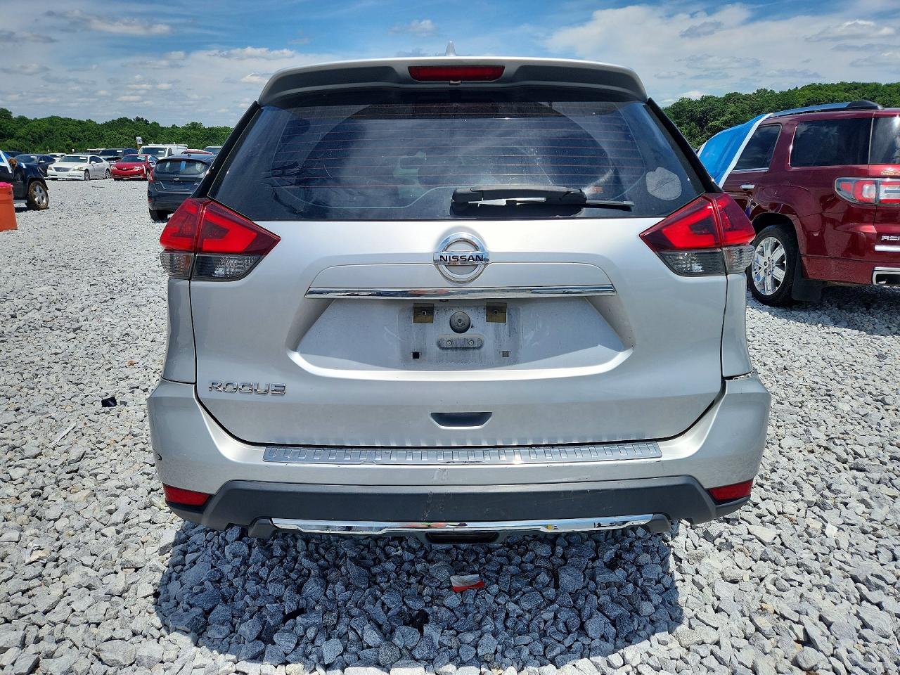 2018 Nissan Rogue S Серебряный vin: KNMAT2MT8JP530298