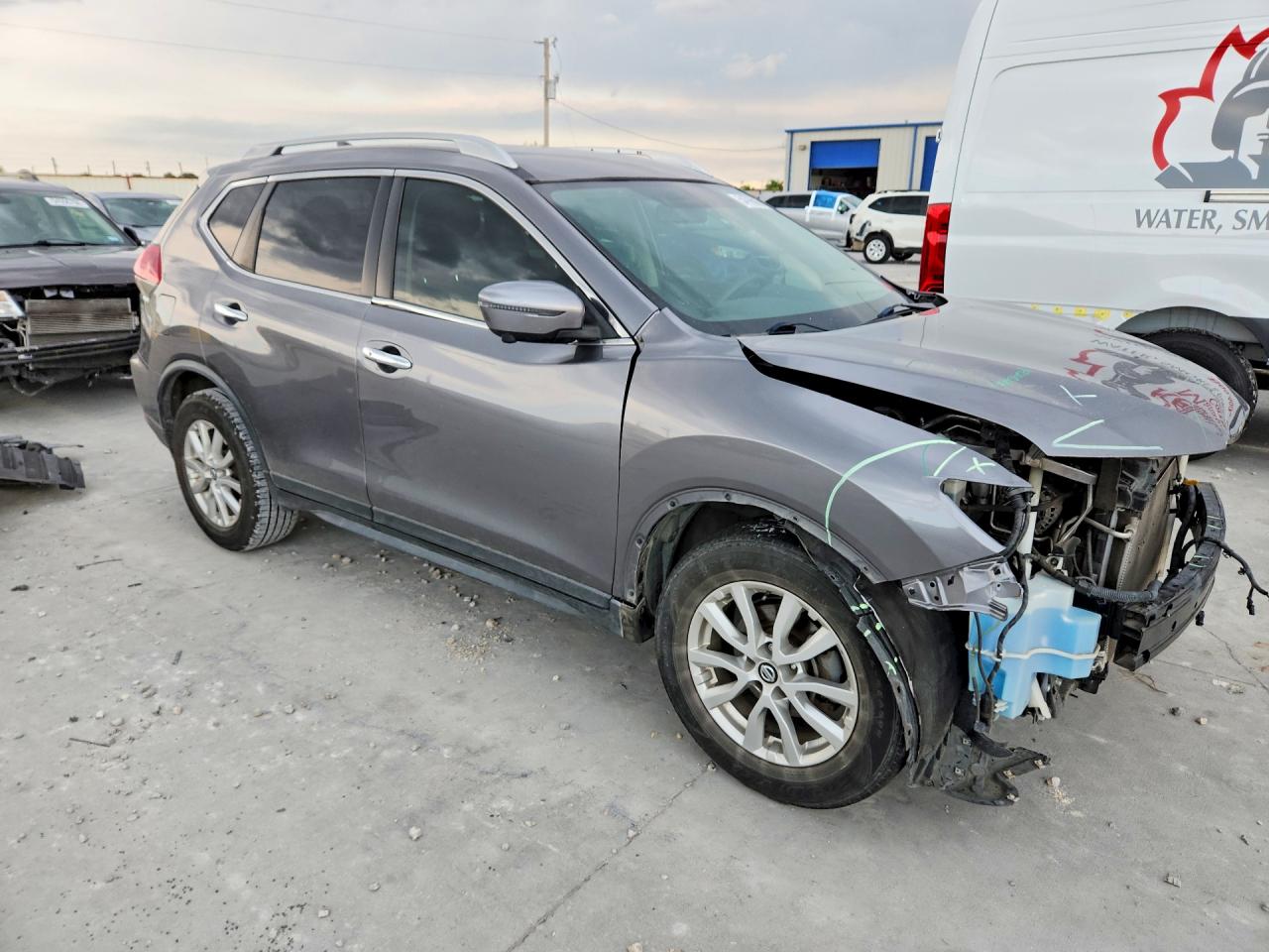 2018 Nissan Rogue Sv Silver vin: KNMAT2MT8JP595183