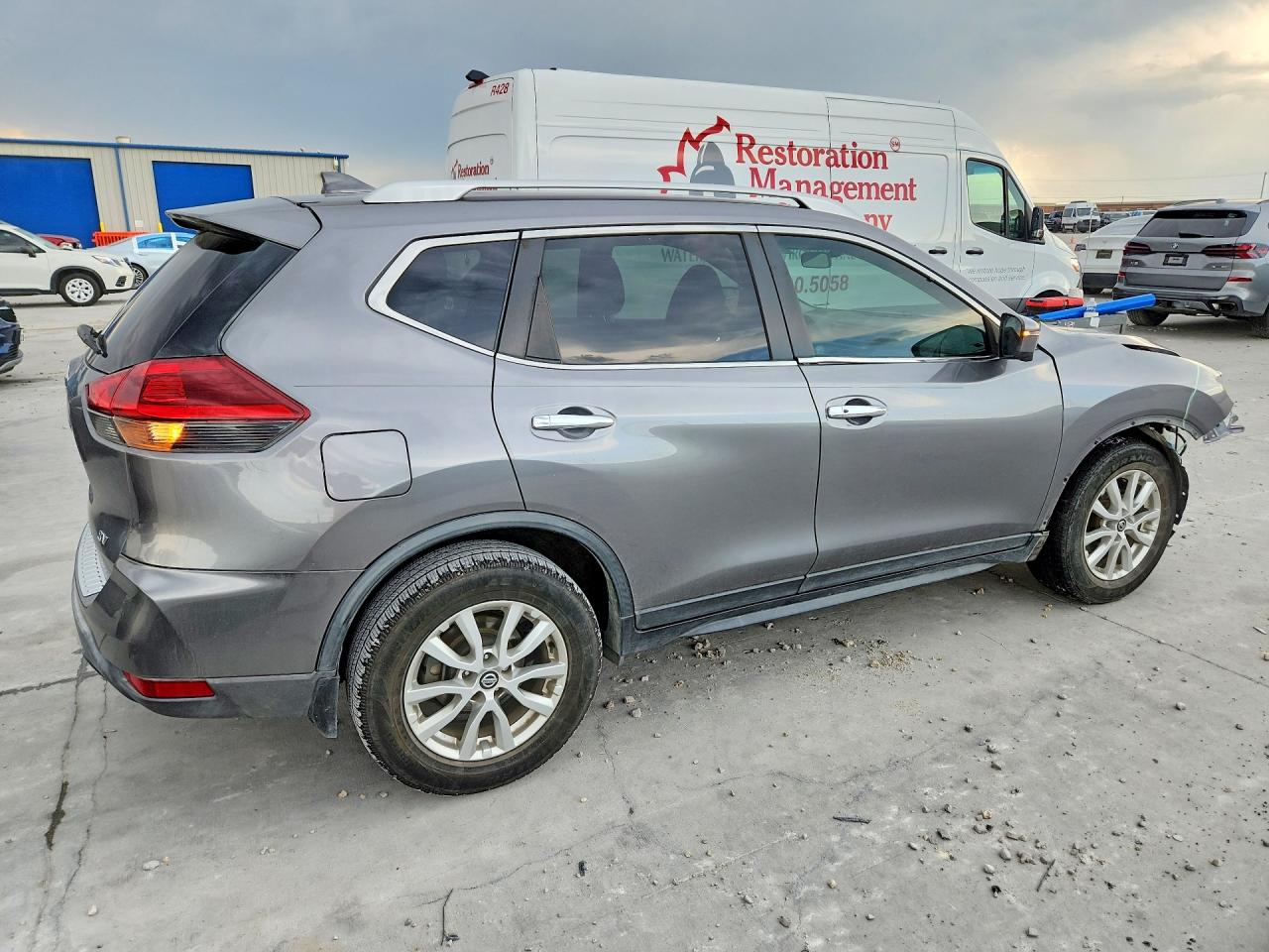 2018 Nissan Rogue Sv Silver vin: KNMAT2MT8JP595183