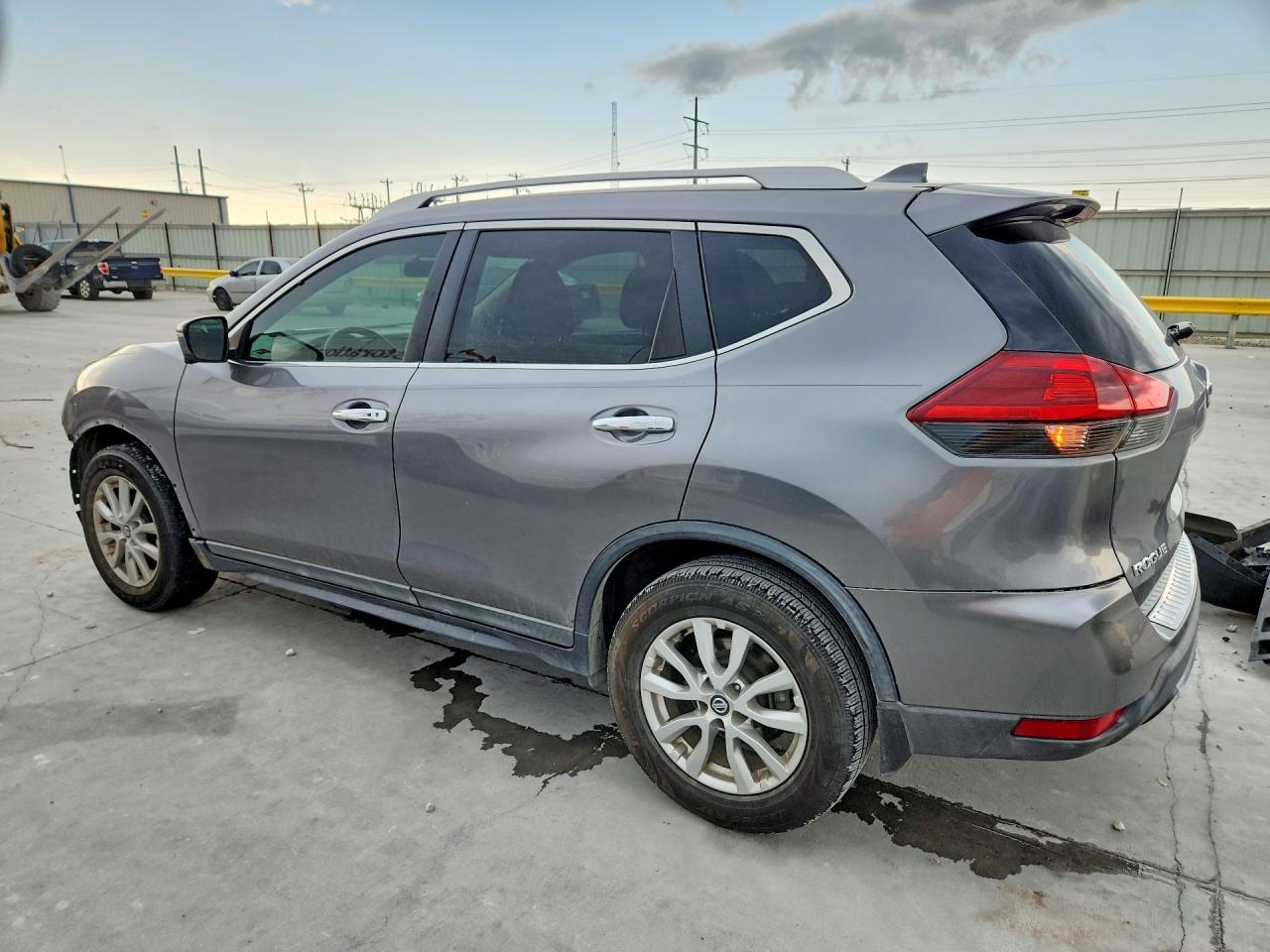 2018 Nissan Rogue Sv Silver vin: KNMAT2MT8JP595183