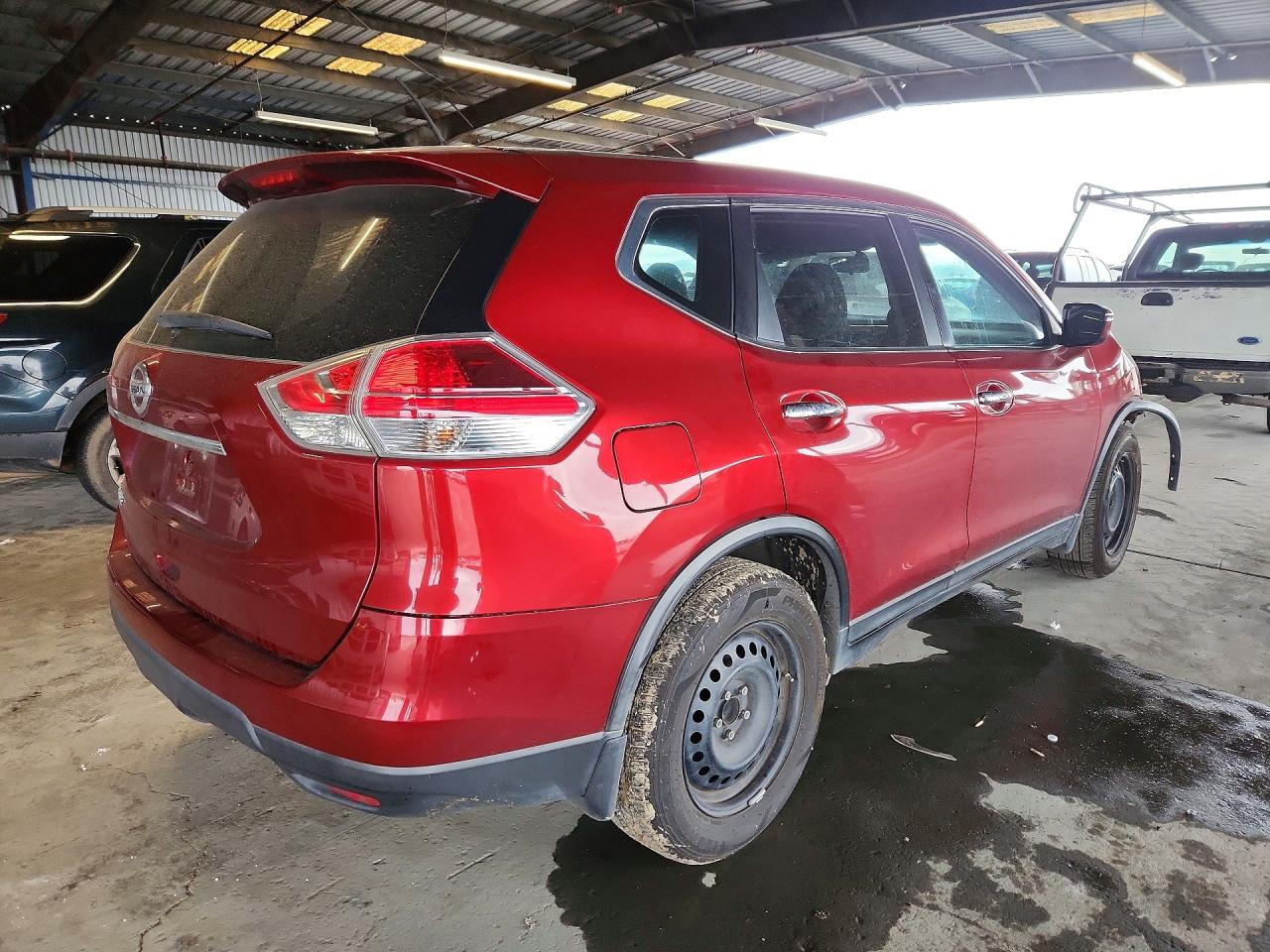 2015 Nissan Rogue S Red vin: KNMAT2MT9FP543276