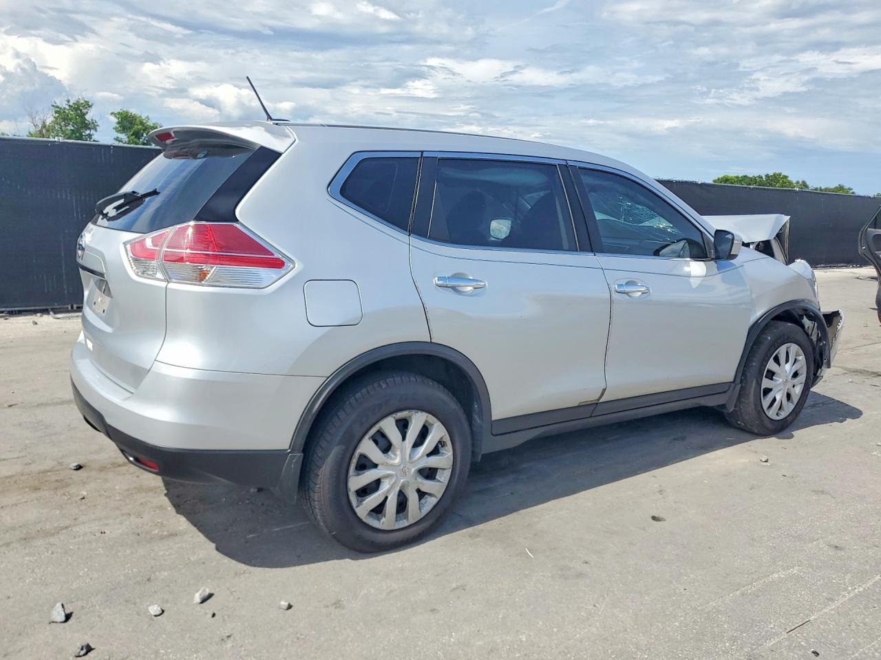 2015 Nissan Rogue S Silver vin: KNMAT2MT9FP547246