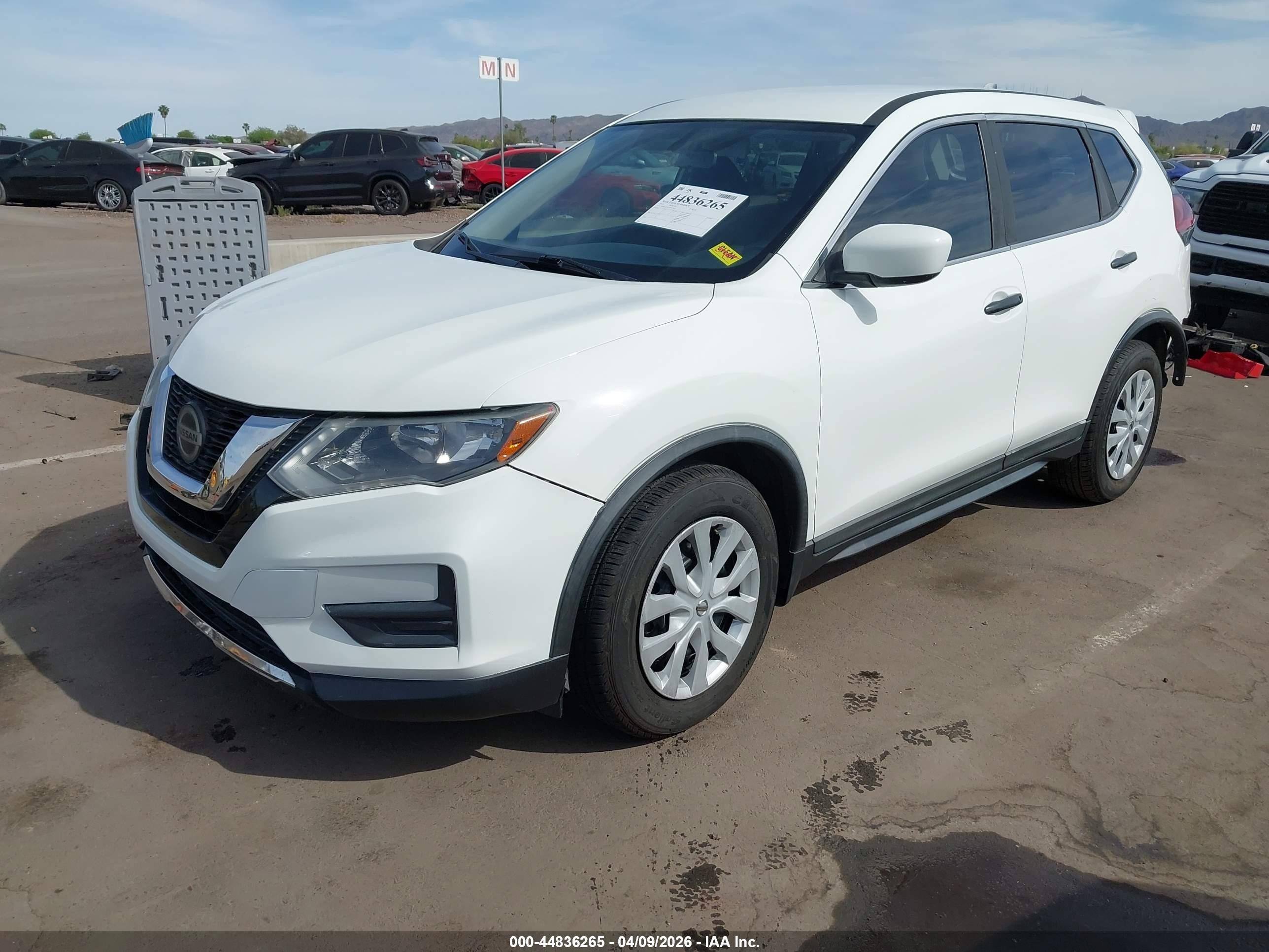 2018 Nissan Rogue S Белый vin: KNMAT2MT9JP557638