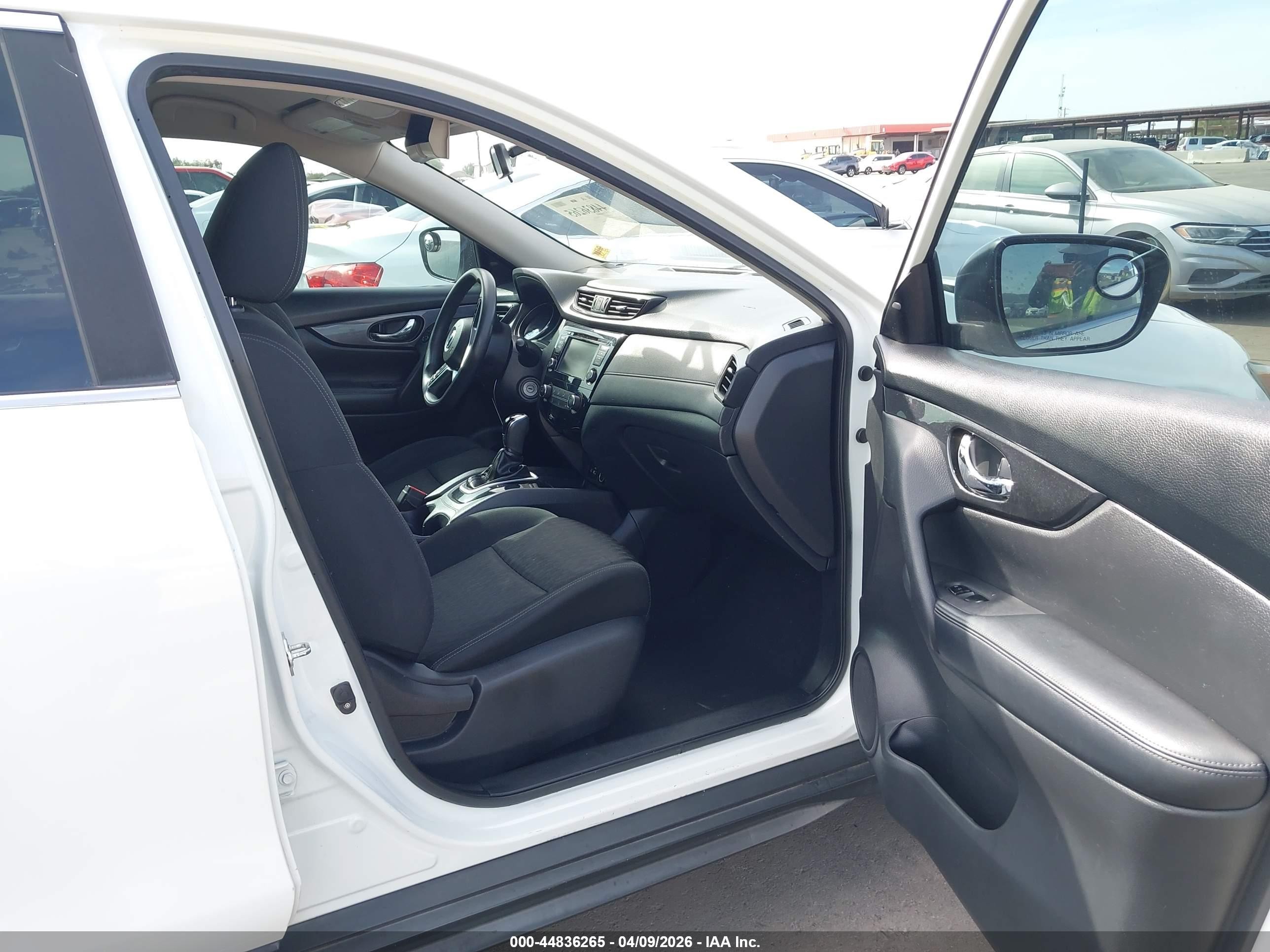 2018 Nissan Rogue S Белый vin: KNMAT2MT9JP557638