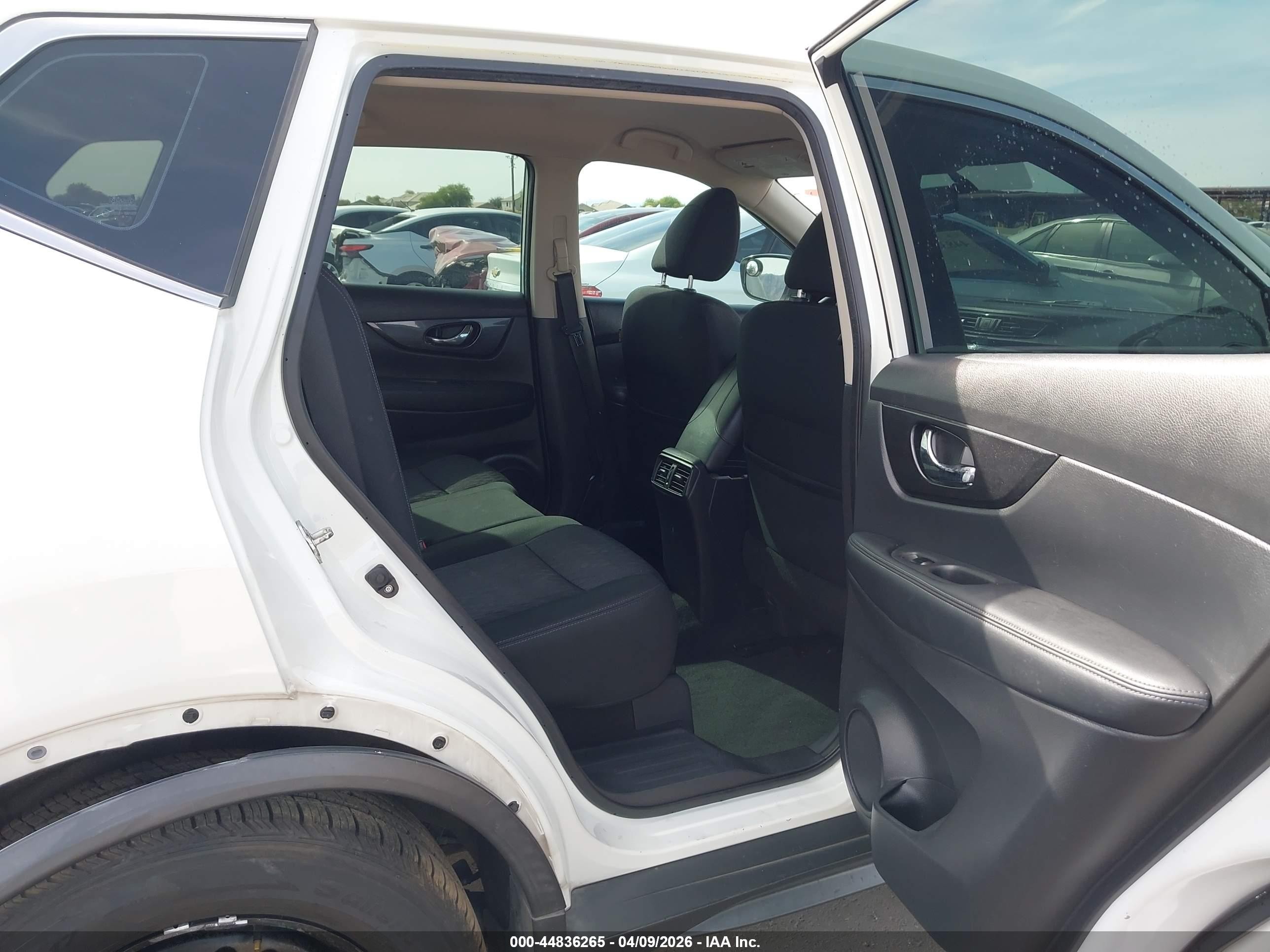 2018 Nissan Rogue S Белый vin: KNMAT2MT9JP557638