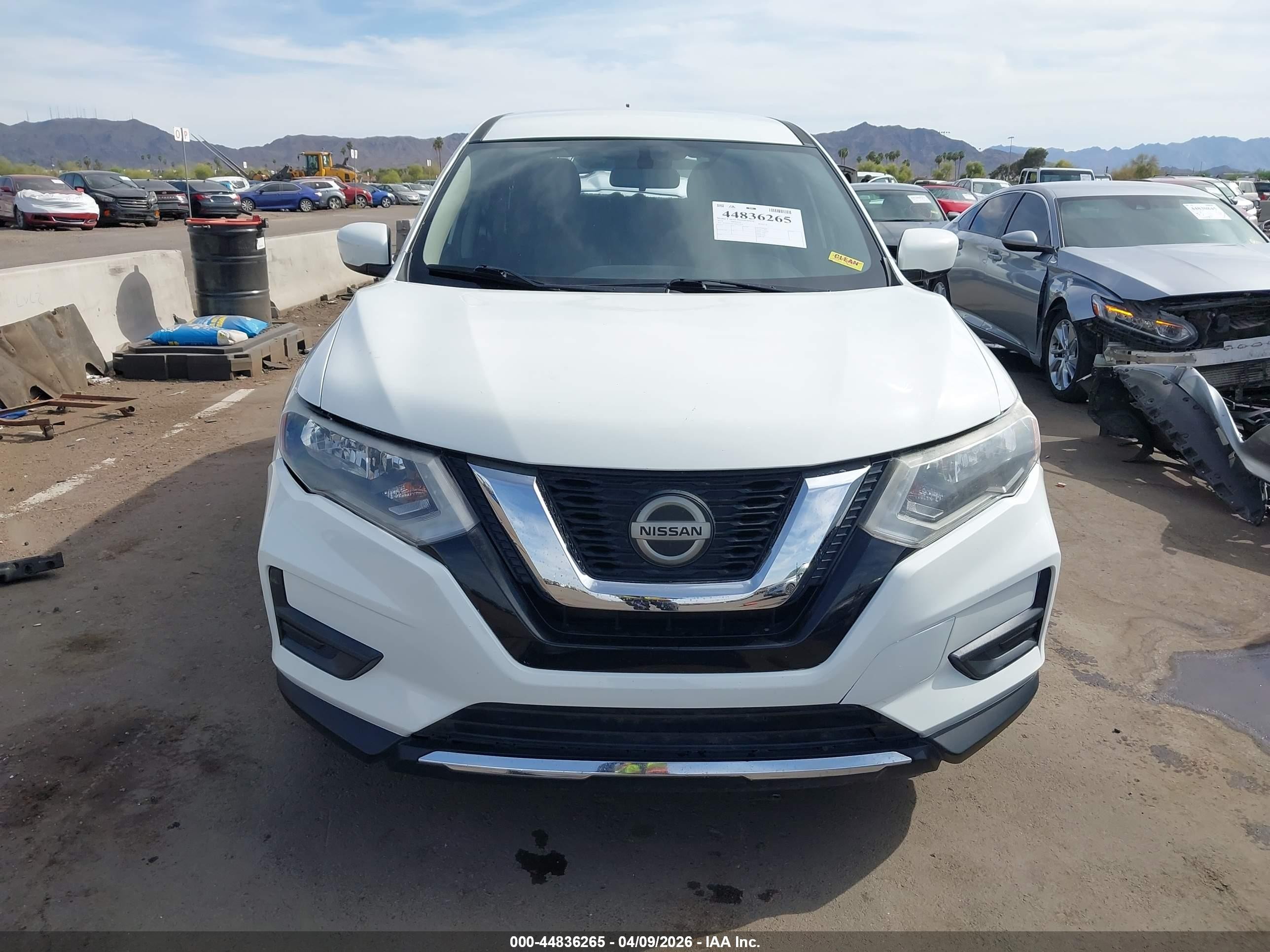 2018 Nissan Rogue S Белый vin: KNMAT2MT9JP557638