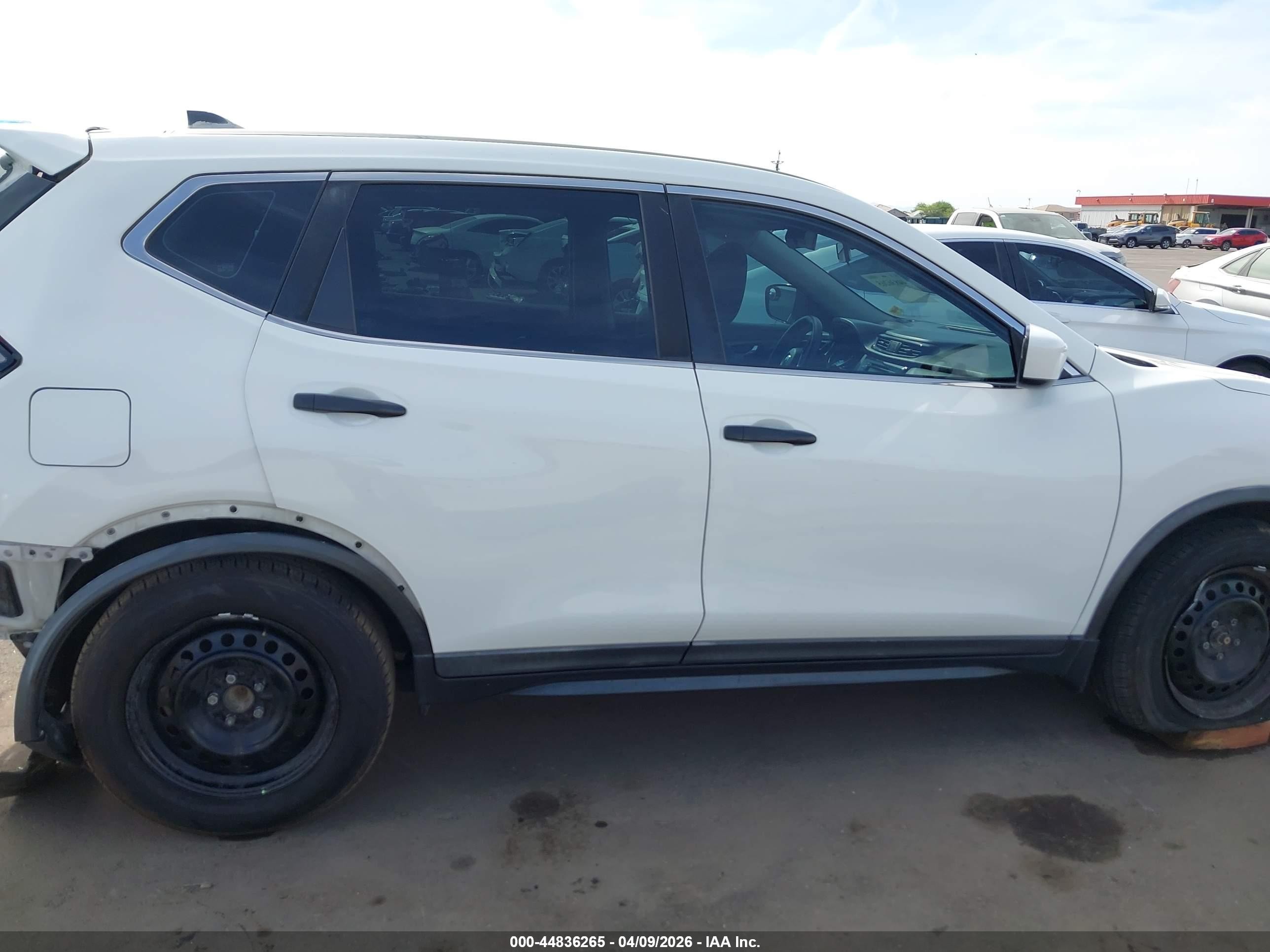 2018 Nissan Rogue S Белый vin: KNMAT2MT9JP557638