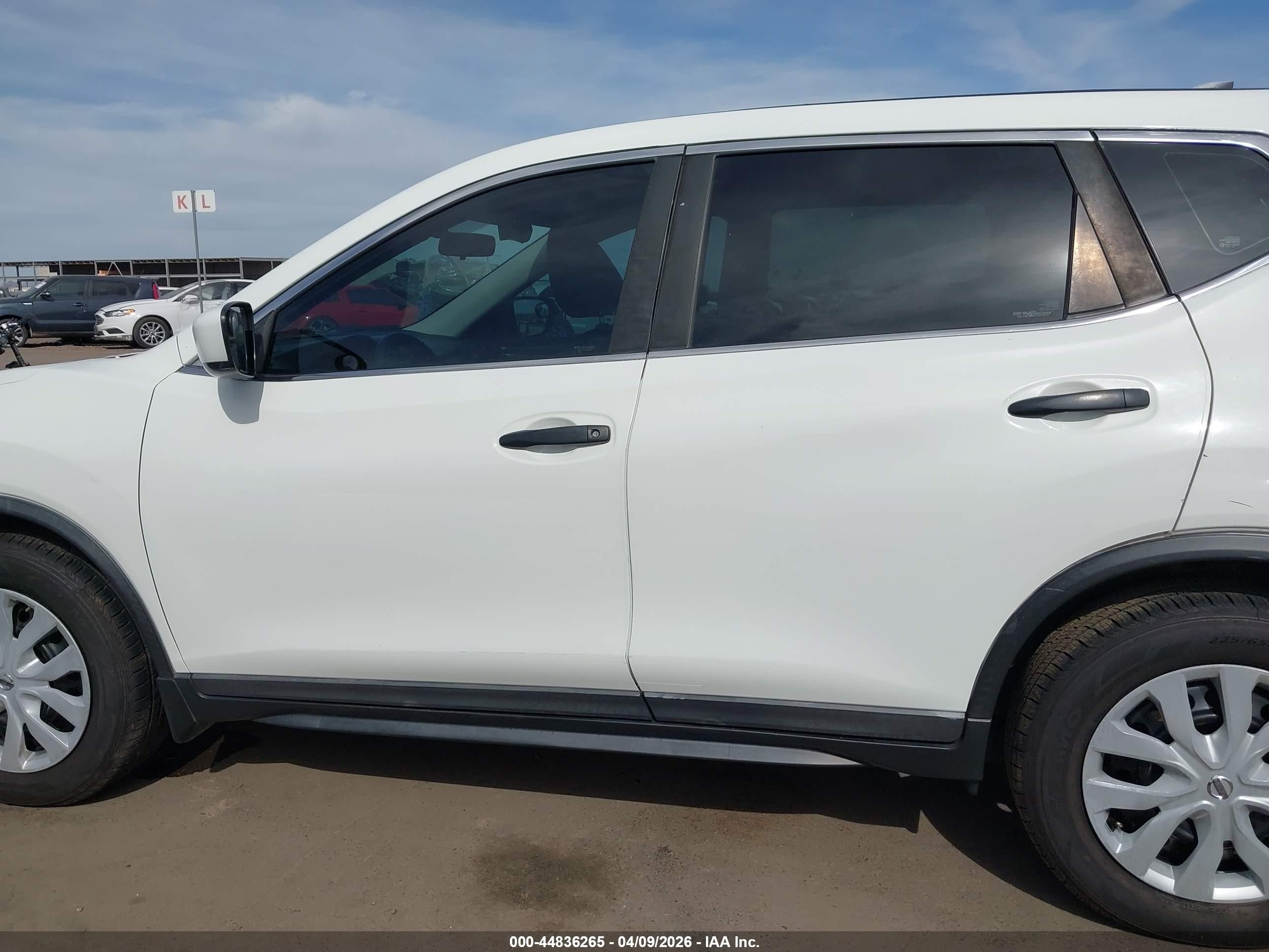 2018 Nissan Rogue S Белый vin: KNMAT2MT9JP557638