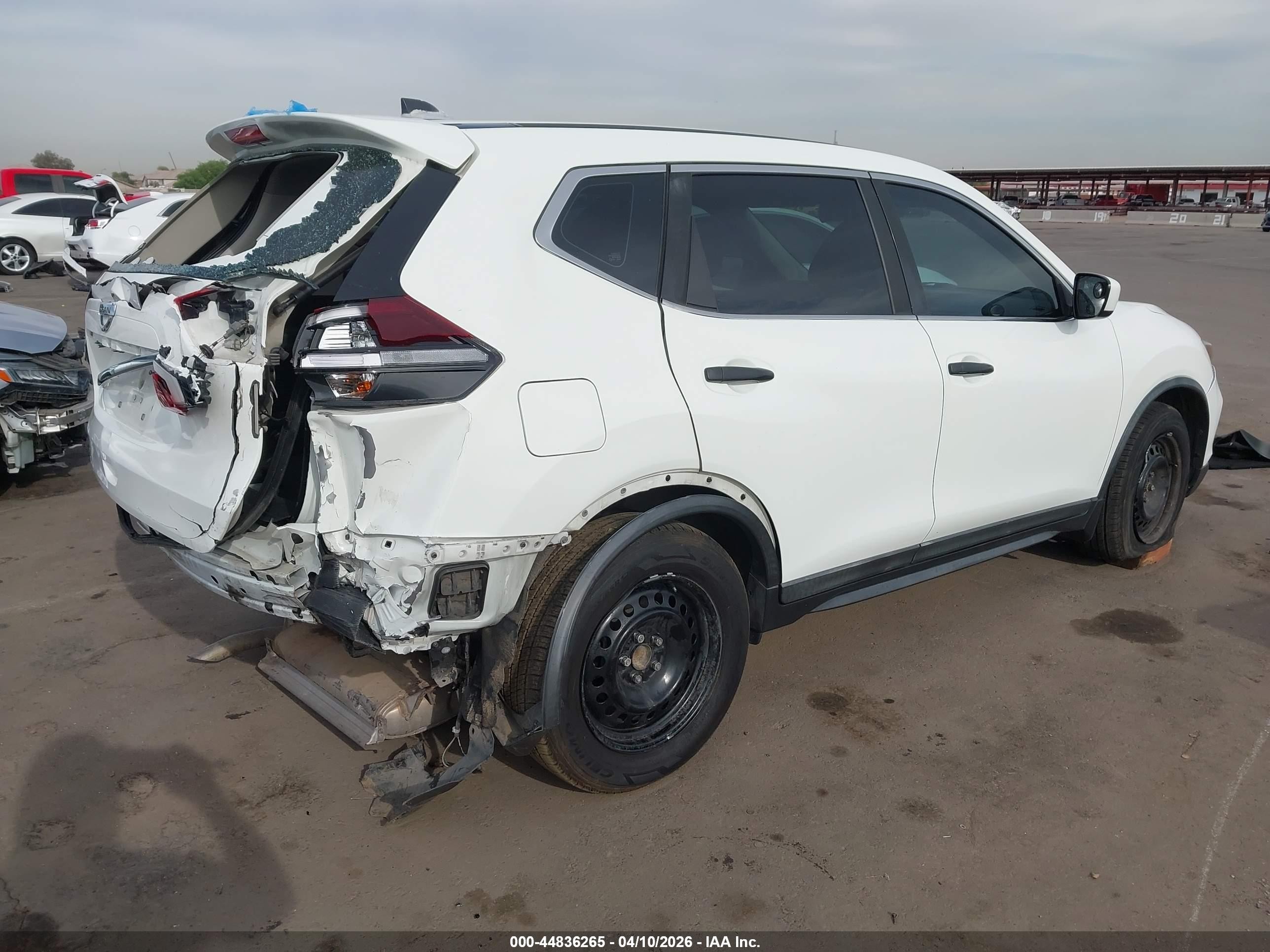 2018 Nissan Rogue S Белый vin: KNMAT2MT9JP557638