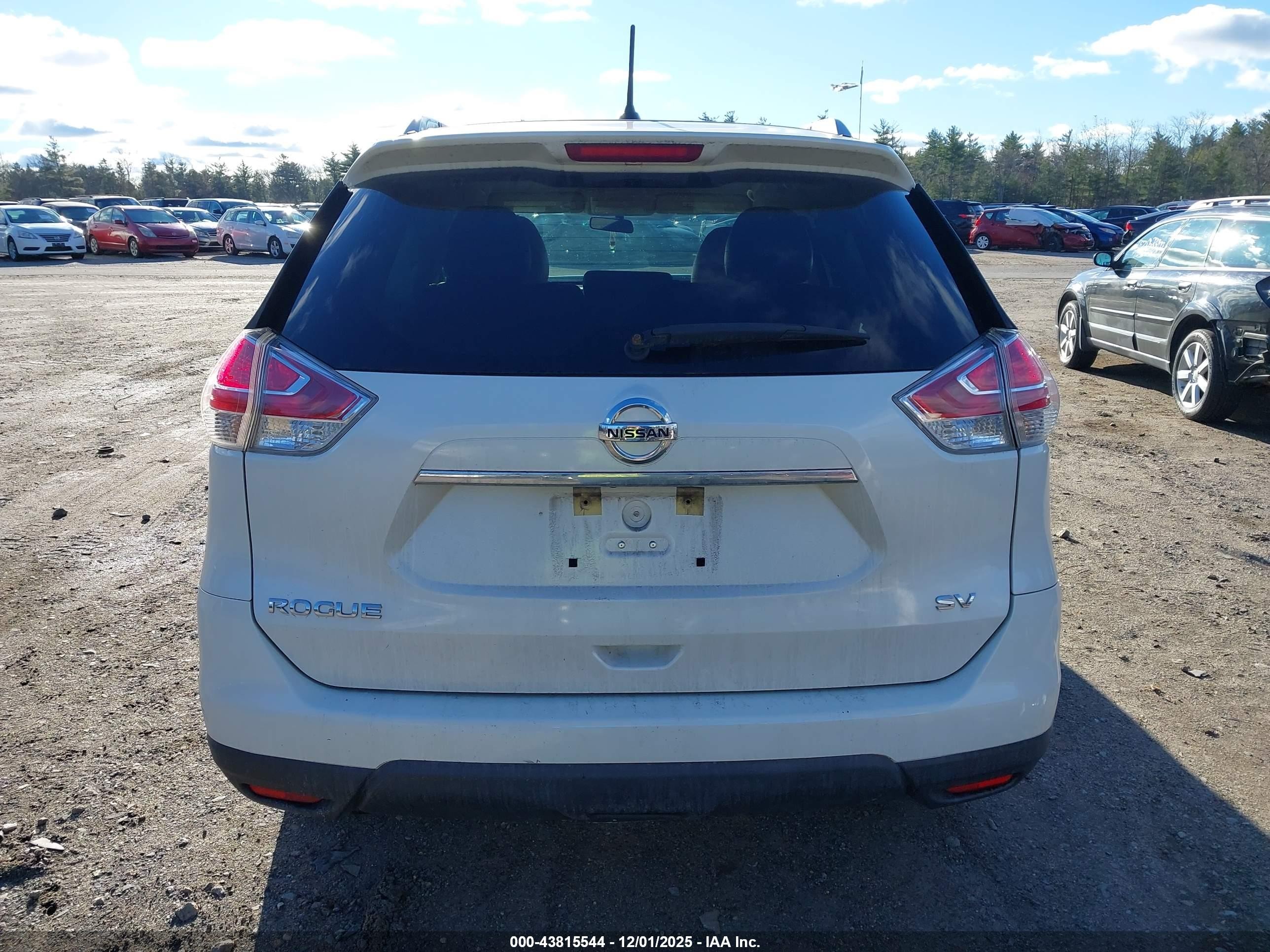 2015 Nissan Rogue Sv White vin: KNMAT2MTXFP564654