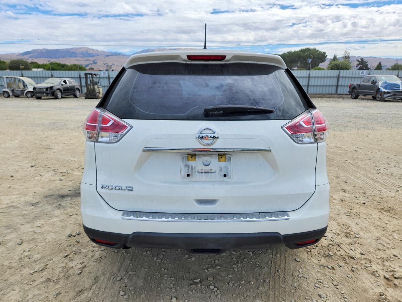 2015 Nissan Rogue S White vin: KNMAT2MTXFP566646