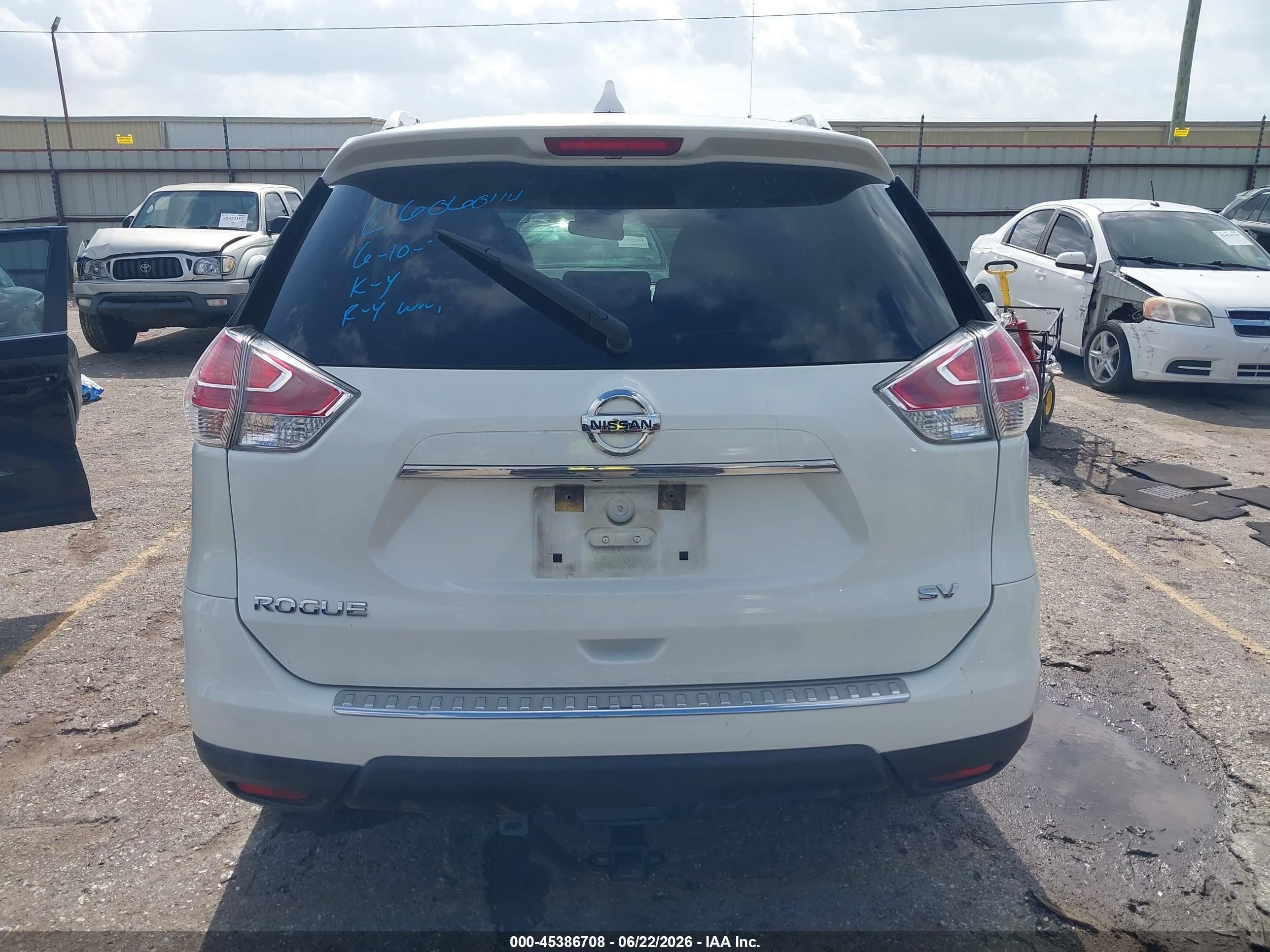 2015 Nissan Rogue Sv White vin: KNMAT2MTXFP572902