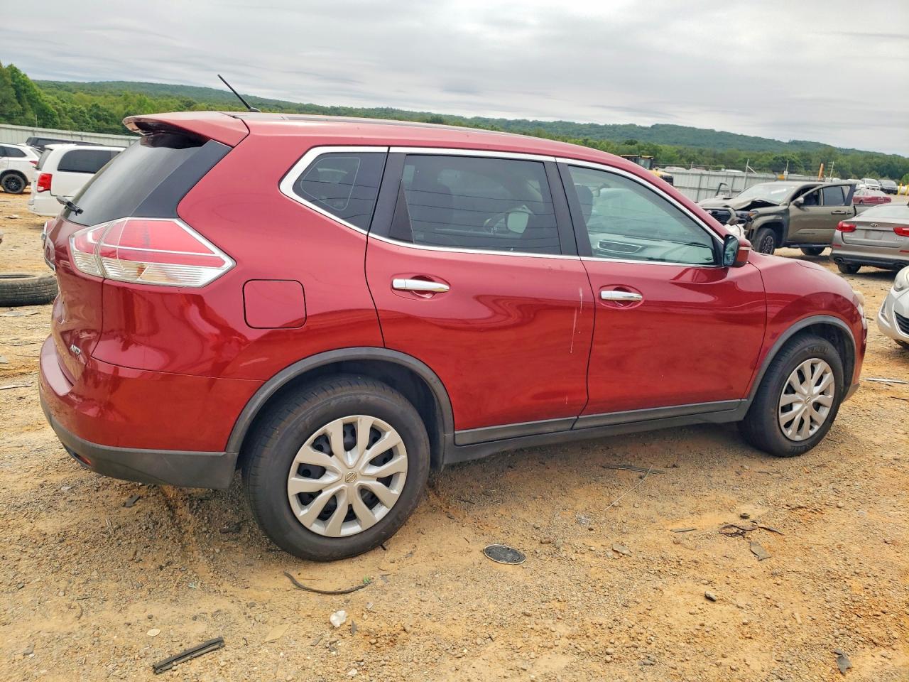 2015 Nissan Rogue S Red vin: KNMAT2MV0FP507560