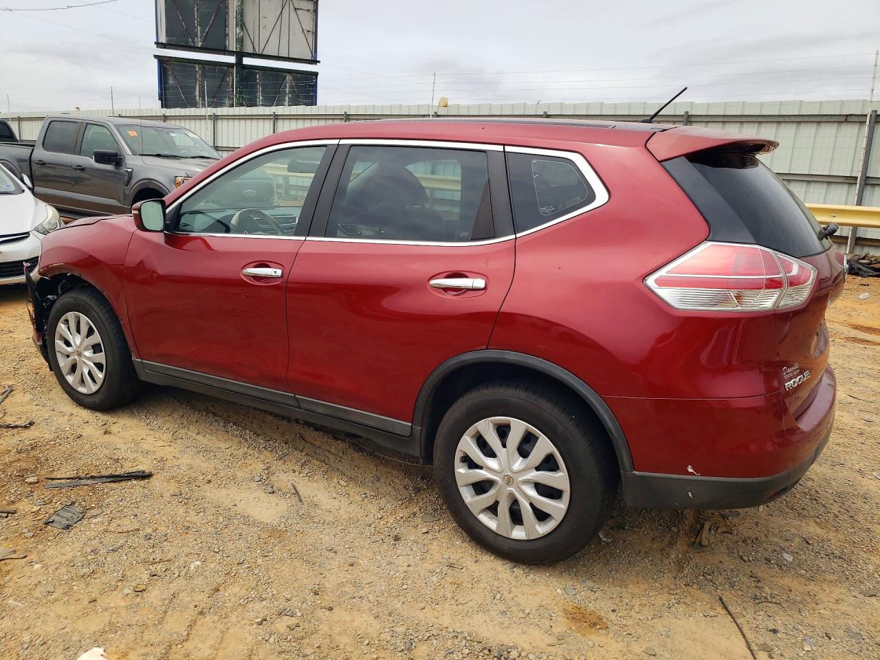 2015 Nissan Rogue S Red vin: KNMAT2MV0FP507560