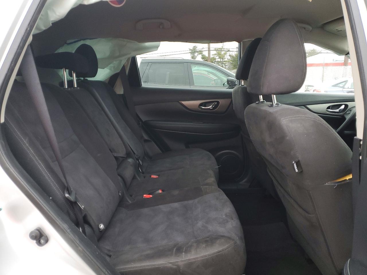2015 Nissan Rogue S Серебряный vin: KNMAT2MV0FP548125