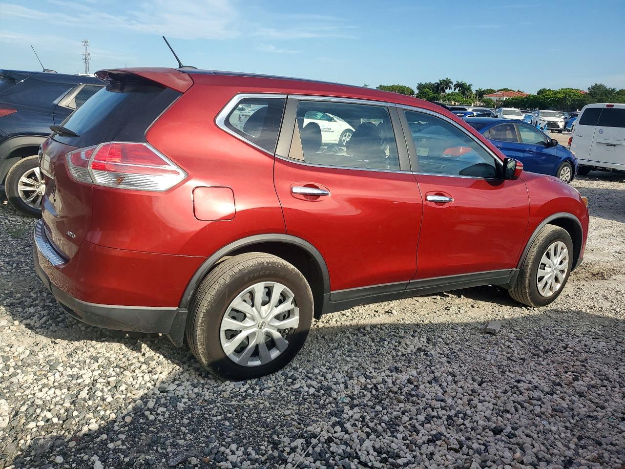 2015 Nissan Rogue S Красный vin: KNMAT2MV1FP549008