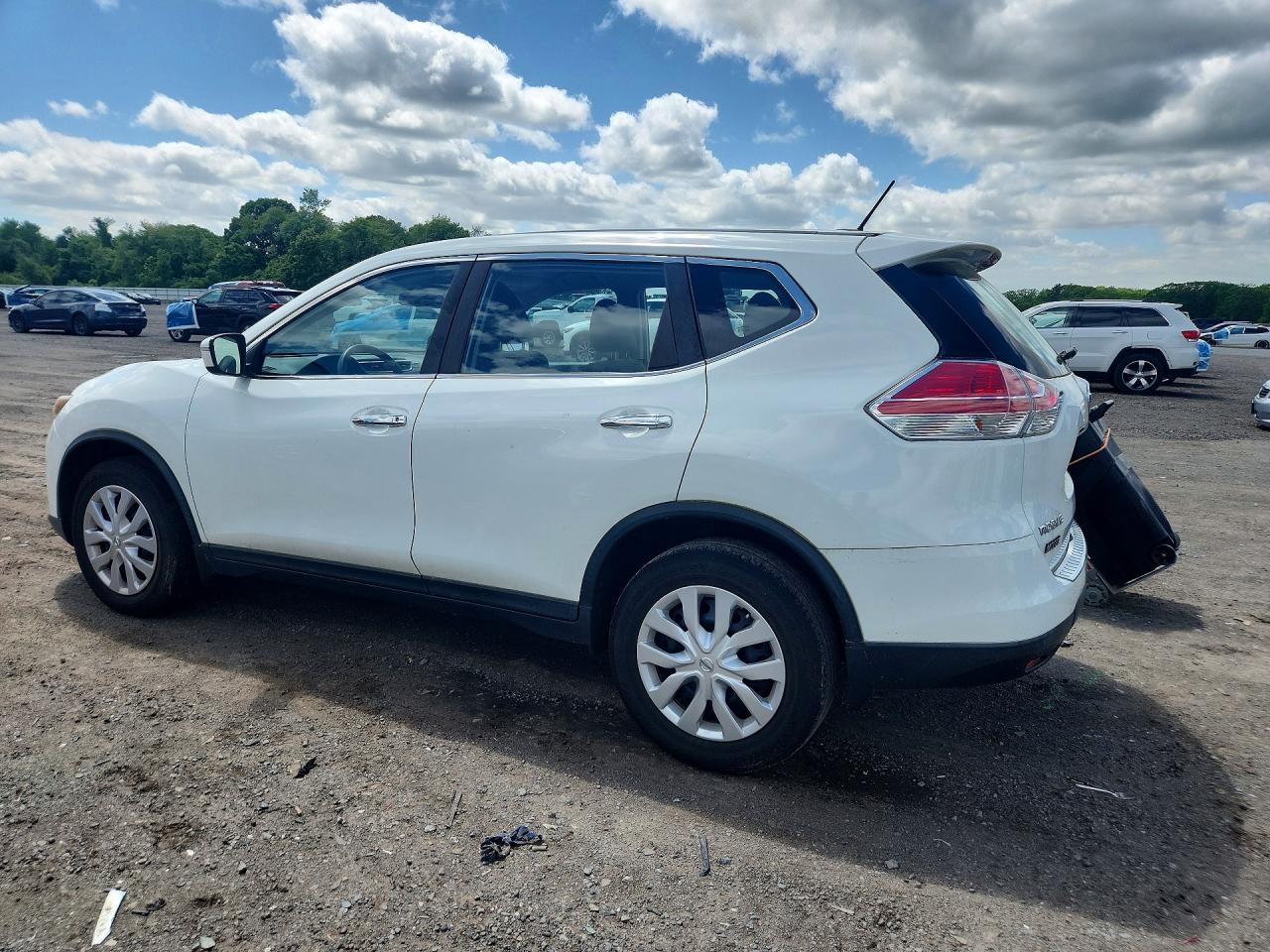 2015 Nissan Rogue S Белый vin: KNMAT2MV1FP573132