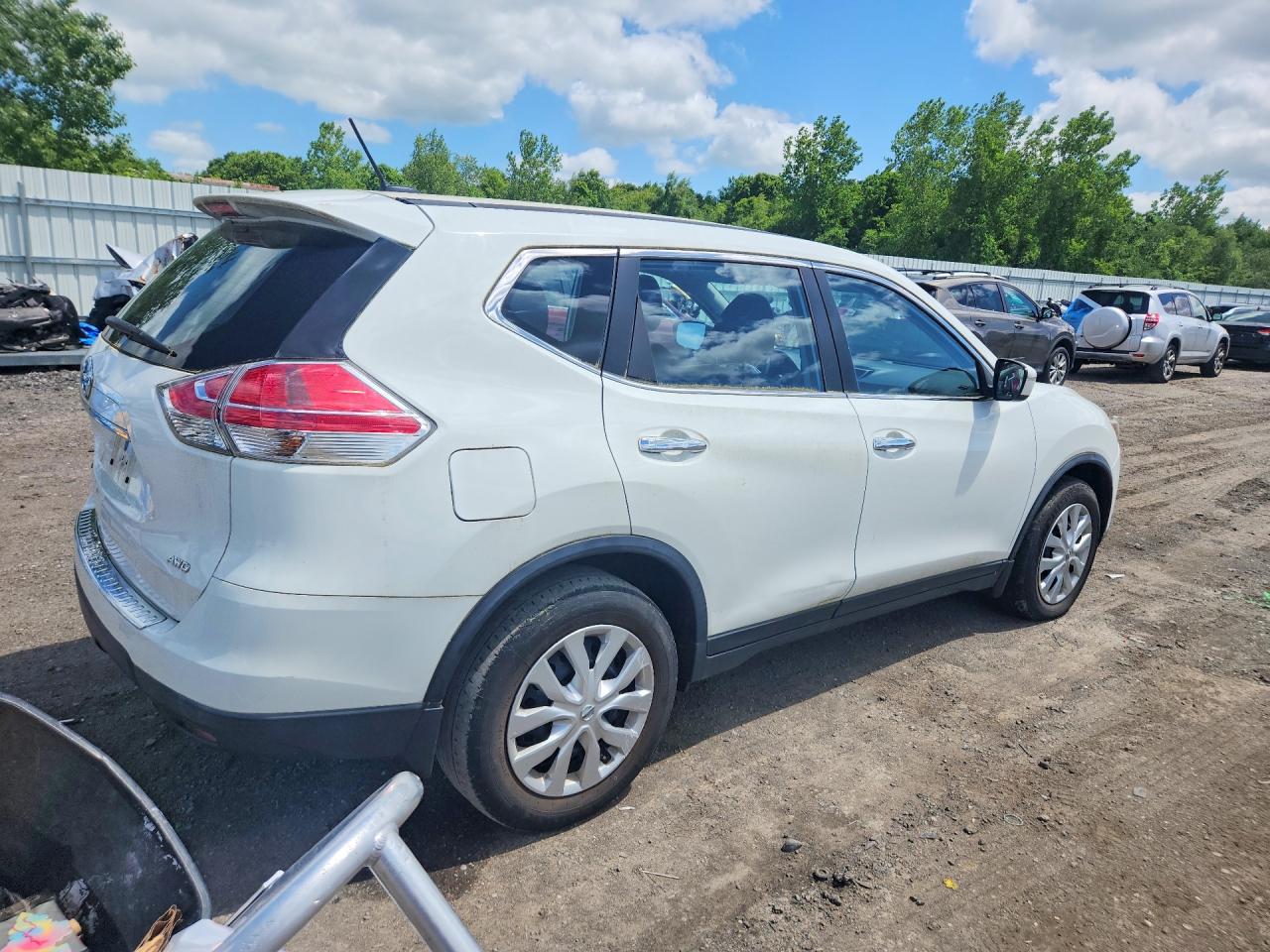 2015 Nissan Rogue S Белый vin: KNMAT2MV1FP573132