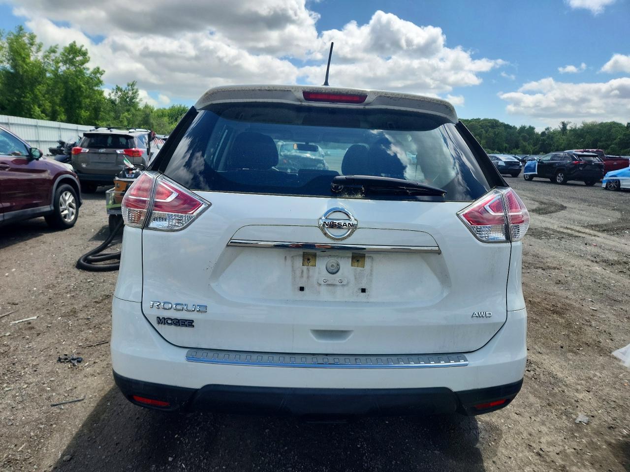 2015 Nissan Rogue S Белый vin: KNMAT2MV1FP573132