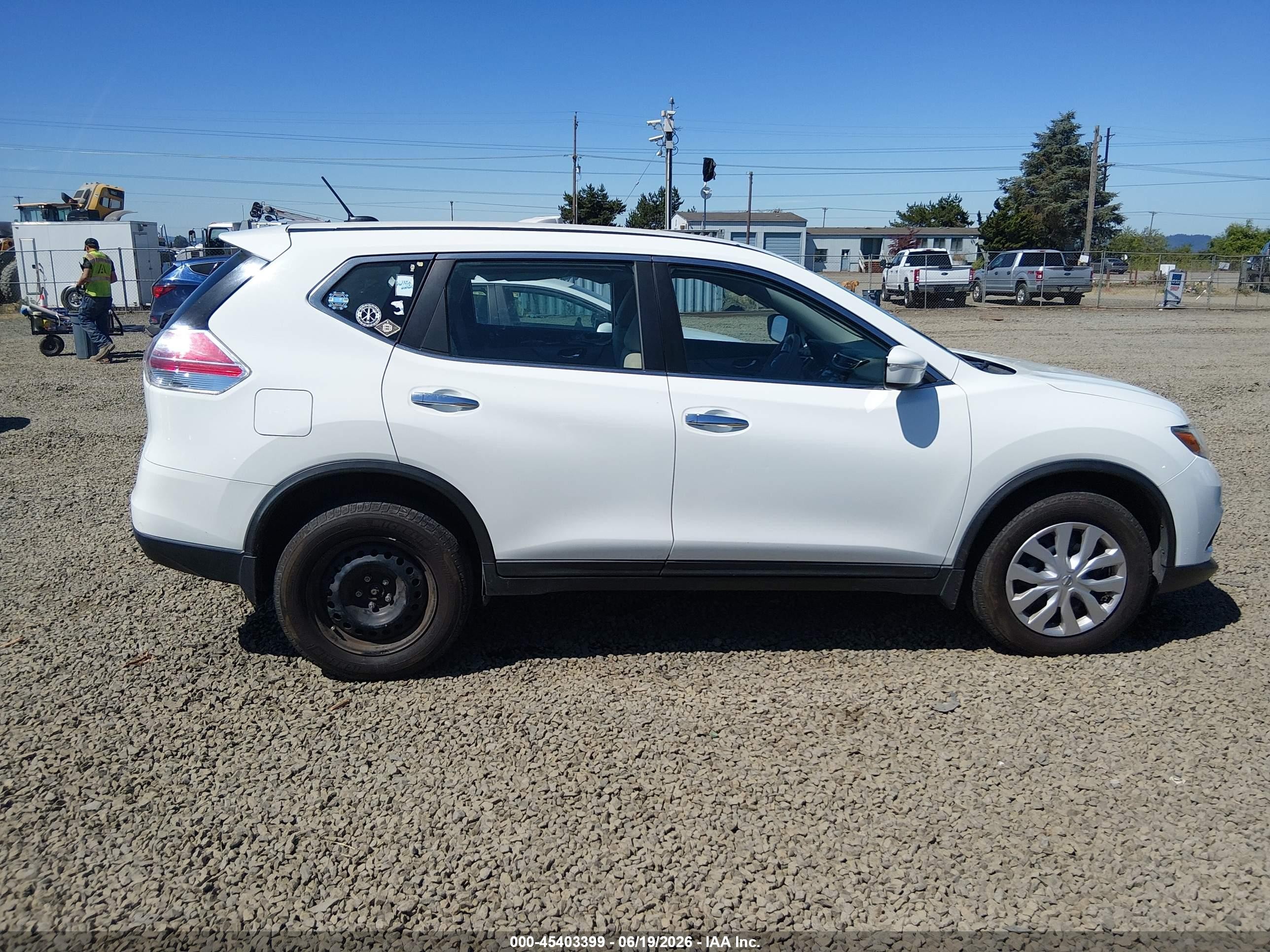 2015 Nissan Rogue S White vin: KNMAT2MV1FP581845